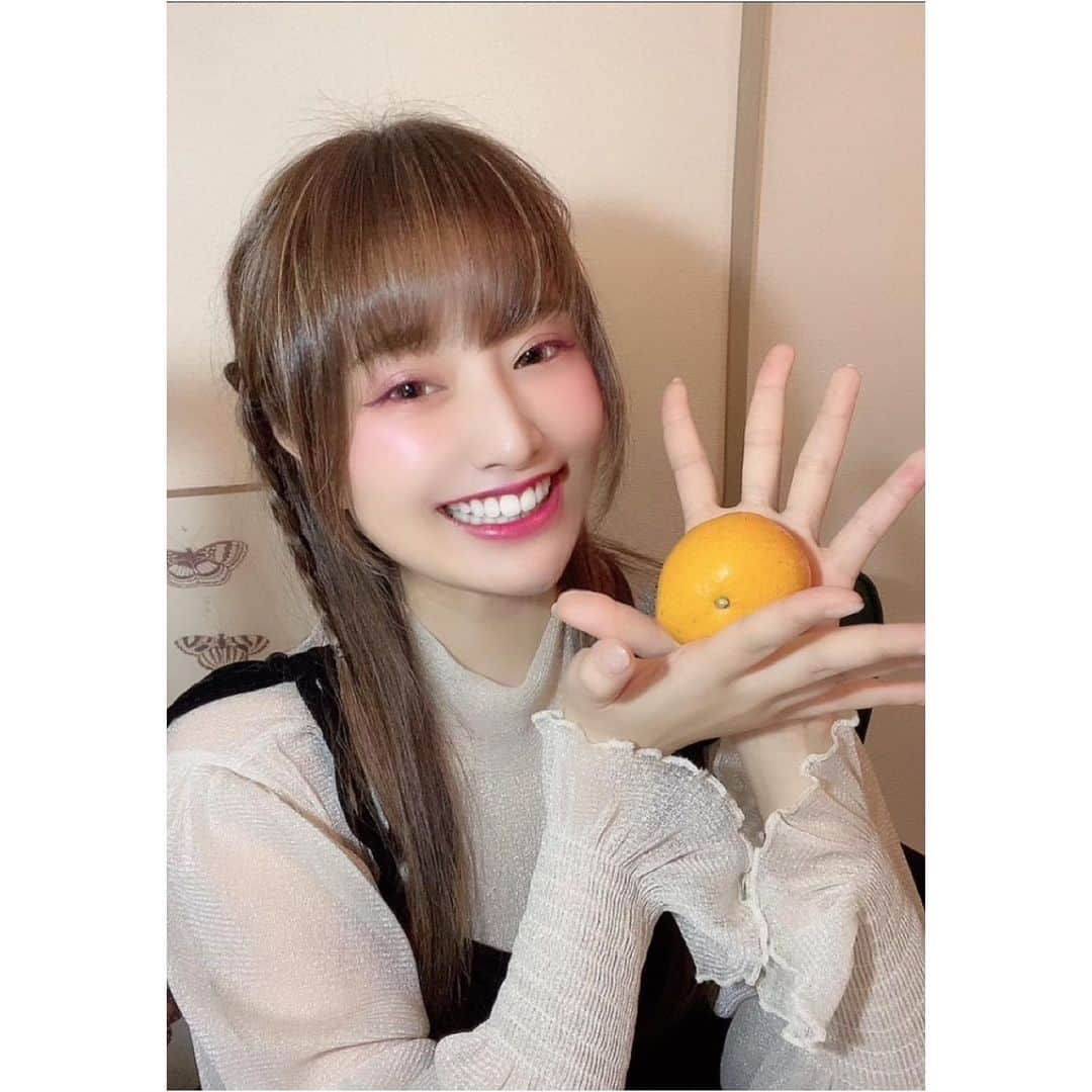 松木星良さんのインスタグラム写真 - (松木星良Instagram)「もうすぐクリスマスだからカラコンできらきらおめめにした👀 今年のクリスマスもカップルの間を成敗しながら走り回るんだ〜せっかくきらきらおめめなのになんということを〜👀👀 みかんはさこさんからのさしいれだよおおおおおお🍊  #selfie #me #instagood #セルカ #カラコン #フラワーアイズ #フラワーアイズワンデー #ピアニーブラウン#japanesekawaii #カラコン入れると本当にお目目きらきらするね #女子っぽいね #あみみと会う時はいつも女子っぽい格好していくんだけど #これその日の写真だね #と思ったらあみみと会う時このお洋服2度着てたね #もうこのお洋服はあみみ専用にするね #女の子っていろんなところおしゃれできるねえ #いいねえ」12月16日 19時32分 - seiraet