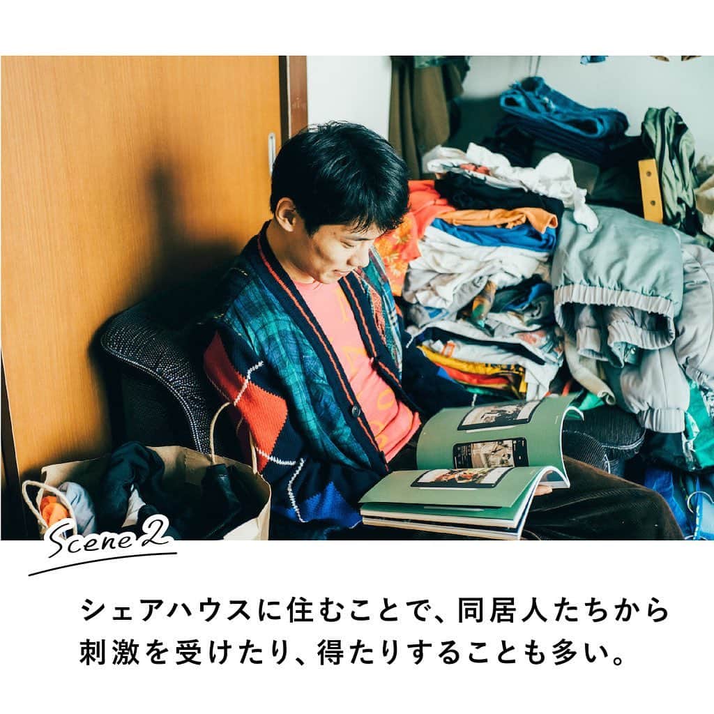RE住むRENOVATIONさんのインスタグラム写真 - (RE住むRENOVATIONInstagram)「《ようこそ！私の家へ》﻿ 6度のシェアハウスを経験。俳優/モデル・松㟢翔平さんのゆらりくらりな暮らし。﻿ ﻿ Netflixのリアリティ番組『テラスハウス TOKYO 2019-2020』への出演を機に一躍有名になった松㟢翔平さんの「シェアハウス」を訪問！これまでの仕事につながる過程から、シェアハウスの魅力について伺いました。﻿ ﻿ 実は松㟢さん、学生時代は美術系の大学に通い、映画監督を目指していた過去もあるそう。ふとしたきっかけから「役者」という道への一歩を踏み出した松㟢さんですが、すぐに日の目を見ることは叶わなかった。そんな矢先に、友人から台湾でのシェアハウスの誘いが。﻿ ﻿ 住んでみると、ラフな国民性が自分にとても合っていると感じたそう。実際に住んだのは8ヶ月間のみですが、そこで得たものは限りなく大きかった。﻿ ﻿ 「向こうのシェアハウスで一緒に暮らした友人や、彼らを介して出会った作家たち。それぞれ信念を持って何かをつくったり、表現したりしている若者に出会って『おれ、こんなんじゃダメだな』って。もっとしっかりしなきゃなって」﻿ そして在台中『テラスハウス』のオーディションに見事合格し、出演のため帰国。出演後もシェアハウスでの生活は続いたそう。﻿ ﻿ 「シェアハウスに住む理由はいくつかあるんですが、ひとつは人の気配がしないと落ち着かないということ。それと、風通しのいい家に住みたいからというのが大きな理由ですね。あとは同居人から刺激を受けたり、得たりすることも多いです。今のシェアハウスは3人とも生活がバラバラなのであんまり会わないんですが、一緒に仕事をすることもありますよ。それこそ自粛期間なんかは同居人の写真家と家の中で撮影を行ったりもしましたね」﻿ ﻿ ふとした繋がりから夢へのチャンスを掴んだり、異国の地で生活を送ったり。社交的であることに間違いはないのだが、話を聞いていると、松㟢さんにはそれ以上に何か不思議な魅力があるように感じました。﻿ ﻿ 後編ではシェアハウスでの暮らしについて、より詳しく話を伺います。﻿ ﻿ .....................﻿ ﻿ インスタのストーリーズにて、﻿ 松㟢さんオフショットも公開中！﻿ ﻿ .....................﻿ ﻿ #dolivemedia﻿ #dolive﻿ #暮らしをカジュアルに楽しむメディア﻿ ﻿ #住まい #暮らし #住宅 #家具 #ライフスタイル #マンション #松㟢翔平  #テラスハウス #シェアハウス #インテリア #台湾 #台湾暮らし #お部屋作り #3人暮らし #インテリア雑貨 #ディスプレイ #観葉植物#観葉植物のある暮らし #ファッション #古着 #古着好き #アートのある暮らし #アートのある生活 #グラフィック#ポスターのある暮らし #海外雑貨 #シティボーイ」12月16日 19時38分 - dolive.media