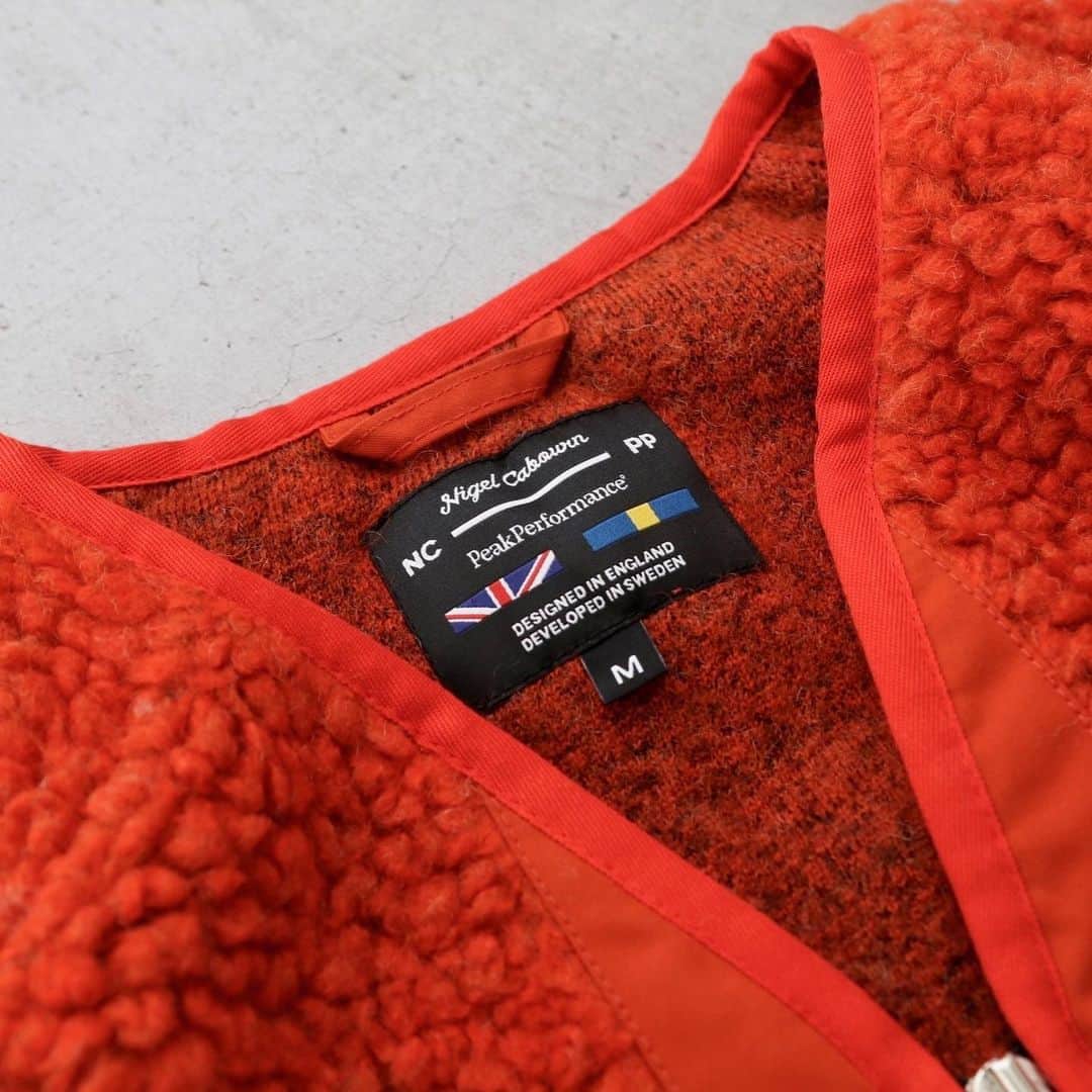 のインスタグラム：「［ #10倍ポイント開催中！] Nigel Cabourn × Peak Performance / ナイジェル ケーボン × ピークパフォーマンス "V-NECK LINER" ¥38,500- _ 〈online store / @digital_mountain〉 https://www.digital-mountain.net/shopdetail/000000012827/ _ 【オンラインストア#DigitalMountain へのご注文】 *24時間受付 *15時までのご注文で即日発送 *1万円以上ご購入で送料無料 ・商品のお問い合わせ tel：084-973-8204 ・カスタマーサポート (返品/交換やサイトの利用方法に関するお問い合わせ) tel : 050-3592-8204 _ We can send your order overseas. Accepted payment method is by PayPal or credit card only. (AMEX is not accepted)  Ordering procedure details can be found here. >>http://www.digital-mountain.net/html/page56.html _ #NigelCabourn #ナイジェルケーボン _ 本店：#WonderMountain  blog>> http://wm.digital-mountain.info/ _ 〒720-0044  広島県福山市笠岡町4-18 JR 「#福山駅」より徒歩10分 #ワンダーマウンテン #japan #hiroshima #福山 #福山市 #尾道 #倉敷 #鞆の浦 近く _ 系列店：@hacbywondermountain _」