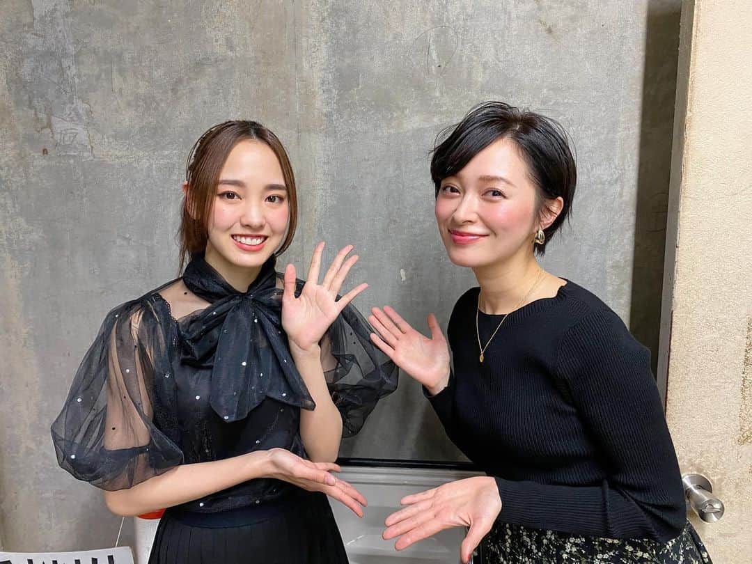 飯窪春菜のインスタグラム：「#クリスマスキャロル2020  東京千穐楽が終わり、残すは神戸公演です！ ・ 東京最終公演はゲストに市井紗耶香さんがお越しくださいました！ 大先輩とまたこうしてご一緒できて嬉しかったです🥺💓 ・ 夜公演前にラーメン好きなメンバーでラーメン屋さんに行きました〜☺️❣️ 楽し美味しかった〜！！」
