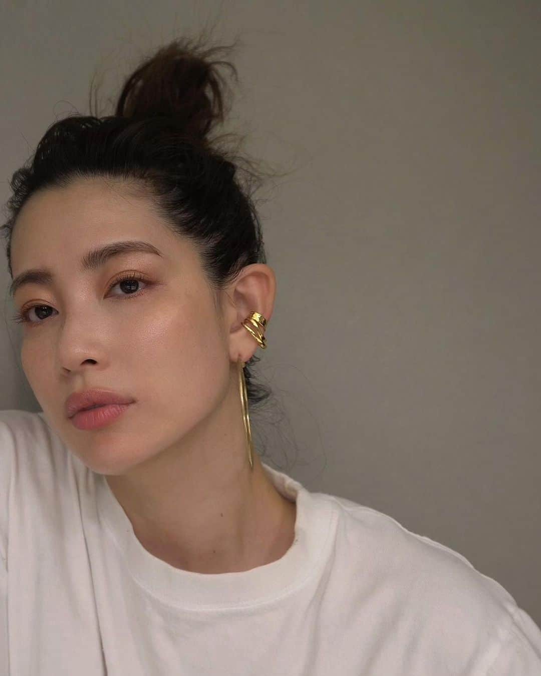 JUNNAのインスタグラム：「ピンクメイク練習中...  ピンク×ゴールドアクセサリーのバランスもスキ。  写真でつけたのは @mariablackjp   MARIA BLACK × CINOH for Demi-Luxe BEAMS  ダブルネームのイヤカフ  SIA EARCUFF-LEFT  BE2002YG-LEFT  程よいボリュームの曲線が耳に馴染んで 横を向いた時も可愛い...  イヤカフ安定感無くて苦手な方にもオススメしたい。 とっても安定感のあるホールド力！  私はピアスとレイヤードするのが気に入っている...🐒  使ったピンクコスメは  ⚫︎ @celvoke.jp ムードパレット　01 仕込むチークとして...旬肌作りに  ⚫︎ @celvoke.jp ヴォランタリーアイズ　30 今回このカラーで眉毛を描いてみたらピンクメイクに馴染んでとても良かった◎  ⚫︎ @celvoke.jp エンスロールグロス　08 これ一本でも充分可愛いピンクグロス。青みが強くない肌馴染みのいいピンク。  ⚫︎ @narsissist アフターグローリップバーム　9249 バームタイプだからしっとり。 ナチュラルなピンクで一年中使える。  ⚫︎ @toonecosmetics ロングラッシュマスカラ　03 最高。 このマスカラ、劇的に可愛い。 to/one さんのカラーマスカラ沢山持っていますが、 これが一番スキ！ ふわふわ柔らかなピンクまつ毛が作れる！  ⚫︎ @toonecosmetics ペタルアイシャドウ　31 指で上瞼にぽんぽんぽんと置いて...下瞼にも... 光に当たるとなんとも言えない色んなカラーが混ざった洒落ピンク  #アクセサリー#イヤカフ#ピンク #ピンクカラー #ピンクメイク #チーク#アイシャドウ #リップ #春#春メイク #celvoke #toone #mariablack #CINOH #demiluxebeams #beams #narscosmetics #earcuff」