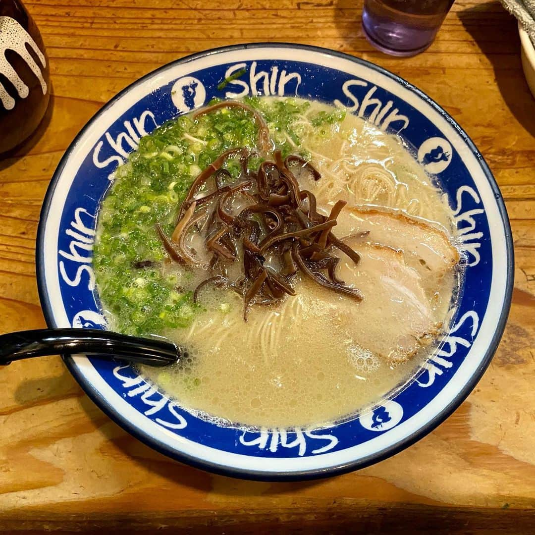 本谷亜紀さんのインスタグラム写真 - (本谷亜紀Instagram)「福岡出張のついでに久々のshinshin🍜まろやかなスープ、飲み干してしまったよ。。☺️🍜もう次はいつ福岡来れるか分からないから噛み締めました🥺 #福岡ランチ　#shinshin  #ラーメン #らーめん #拉麺 #라면#ramen#noodle  #つけ麺 #まぜそば #汁なし #麺 #麺活 #ラーメン巡り #ラーメンインスタグラマー #麺スタグラム #rameninstagramer  #travel #foodie」12月16日 19時40分 - akichi0518_ramen