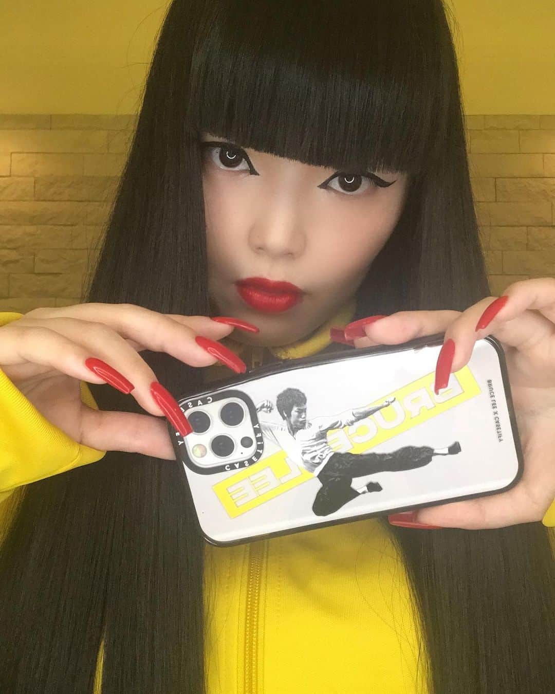 森山穂乃香さんのインスタグラム写真 - (森山穂乃香Instagram)「BRUCE LEE✖️CASETiFY @casetify_jp @casetify @brucelee  12/17から発売される。iphone case🐉📱🔥🔥🔥  ブルース・リー の名言。 Don't think! Feel🐉「考えるな。感じろ。」昔から勝負があるとき。言い聞かせてきた。五感を研ぎ澄ませ。心と身体が繋がり感じているときこそ。最強になれるから。  #BruceLeexCASETiFY #CASETiFY #BruceLee #HonokaMoriyama #Japan #Tokyo #ブルースリー」12月16日 19時52分 - honokamoriyama_official