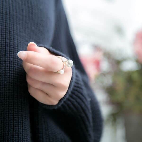 Yukarisuminoさんのインスタグラム写真 - (YukarisuminoInstagram)「関西の大人気ブロガーsayaさんとのコラボリング【Un】パールビジューフォークリング（ゴールド）フリーサイズsaya、本日たくさんのリクエストを頂き再入荷致しました。  お手元がすごく華やかになるリング♡ 大きめのパールで指が華奢見えするから私も大好きなんです。 手元が美しいと不思議と所作も美しくなったりします。 そんな嬉しいリングです。  大小のパールをアクセントに、キラキラストレートラインのビジューが、お手元を華やかに美しく演出してくれます。 冬のざっくりニットやワンピースに合わせたらぴったりですね。 そして、サイズは嬉しいフリーサイズ。人差し指に着けてアクセントにしたり、中指に着けてみたり 着ける指によっても違った印象を楽しめるはずです。 お客様からもたくさんのお褒めの言葉を頂いている大人気リングです キラキラビジューに、華やかなパールリングでhappyなクリスマスを迎えて頂けたら嬉しいです。  レスブリスでは12月25日までクリスマスフェアを開催しております。クリスマスフェア期間中は、対象商品がすべて15%OFF！　とてもお得なフェアとなっております。対象商品が含まれていれば、同時購入のお品も対象になるんです。 こちらのリングは対象外となりますが、ぜひぜひクリスマスフェア対象商品もご覧下さいませ♡  #アラフォーファッション #ママファッション #ママ #コーディネート #アラフォーコーディネート #アラフォーママコーデ #locari #jマダムのおしゃれ #小学生ママ　#幼稚園ママ  #きれいめカジュアル　#レスブリス商品紹介 #レスブリス #アクセサリー #ママアクセサリー #ママジュエリー #シンプルコーデ #きれいめコーデ #ママリ#フリーサイズリング #パールリング #高見えリング」12月16日 19時51分 - yukarisumino