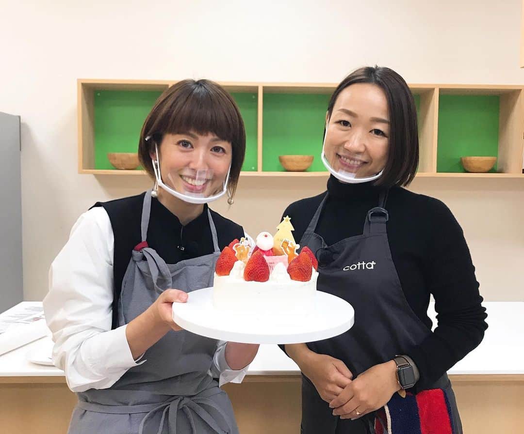 秋本ゆかりさんのインスタグラム写真 - (秋本ゆかりInstagram)「先日の日曜もSiesta😊 楽しいスタジオでした♪  VTRではコッタの黒須社長とクリスマスケーキを作らせて頂きました🎂 約10分で完成する魅力的なケーキキット🍓 無料プレゼント当たった方いるかなぁ😳？ こんなに簡単に作れたら最高だ🎉  . #日曜もsiesta  #コッタ#コッタ無料キット#手作りケーキ」12月16日 19時52分 - akimoto_yukari