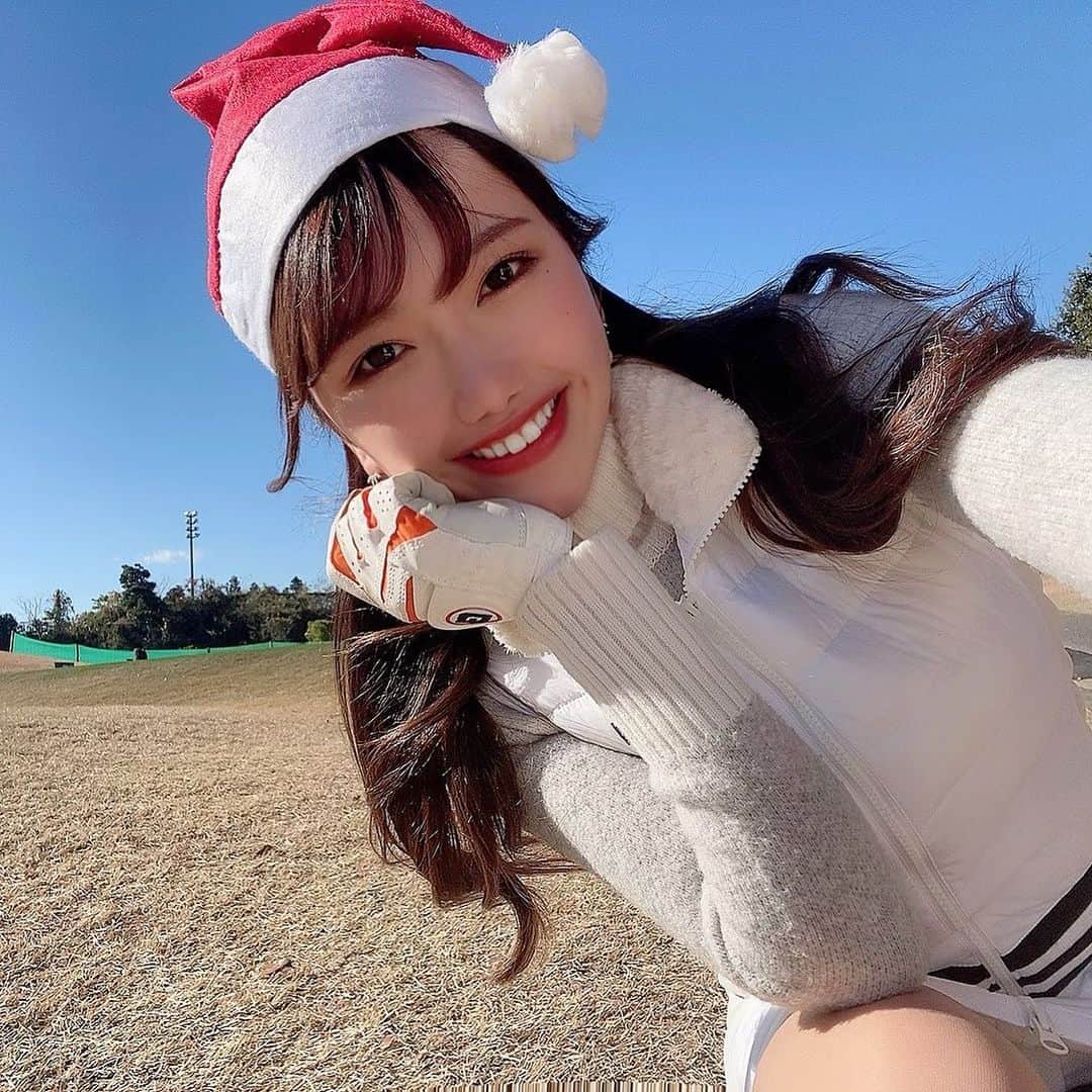 らんたろーのインスタグラム：「こんばんは🎅🏼❤ 今日はサンタさんで失礼します🤣🌈  クリスマスも近いってことで みんなでサンタさんの帽子を 被ってラウンドしました🎄🤍  みんなとの写真は次にアップします*( ᐛ )و♥  クリスマス１ヶ月くらい前が 季節的に1番好きです🥰 街もキラキラしてて わくわくする感じが✨✨  今年はサンタさんくるかなーーーーーー？😜💙  みなさんのクリスマスの予定教えてくださーいヾ(o´▽`)ﾉ 💖  ストーリーでアンケートとったら みんな結構予定あっていいなぁって思ったよ😗♪  開き直ってゴルフいこうかな？(⁎˃ᴗ˂⁎)笑  スイング、、 レッスンで教えてもらったことを 守れずにいつもの自分のスイングで やってしまってる、、😣  癖を直すのには初めは新しいスイング気持ち悪くてもそれを 徹底してやる！って教えてくれはったのに😭先生ごめんなさいー💦  でも今日はね、パーを3回とりました〜😗🌈 スコアは100ピッタリでした＼(*⌒0⌒)  最後の動画、距離は良かったけど右にいったの〜 グリーンがもうちょっと右にあったらな🤣🤣  #ゴルフ女子 #ゴルフ女子と繋がりたい #ゴルフ好きな人と繋がりたい #ゴルフコーデ #ゴルフ女子コーデ #セントアンドリュース #ゴルフ初心者 #ジュンロペ応募 #ゴルフ大好き ❤🤍」