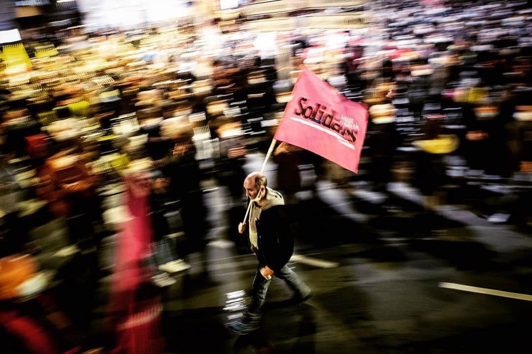 AFP通信さんのインスタグラム写真 - (AFP通信Instagram)「#AFPrepost 📷 @loicvenance - Protesters demonstrate against the 'global security' draft law, and to ask the reopening of the culture sector places in Nantes on december 15, 2020. Demonstrations keep going in France after more than three weeks of protests against a security bill currently going through French parliament, that would restrict publication of pictures showing the faces of police officers.⁣ .⁣ .⁣ .⁣ #manifestation #demo #demonstration #loisécuritéglobale #securiteglobale #culture #police  #afpphoto #photojournalism #pictureoftheday  #photooftheday #shootermag #shootermag_france #instadaily #doubleyedge #bnw_demand #phototag_it #friendsinstreets #SPiCollective #streetphotography #instagood #atlantephotos #lensculture #nikonworld #dailylife #vimptfreeprint #spi_minimalism #peraphotogallery @visuelearth」12月16日 19時48分 - afpphoto