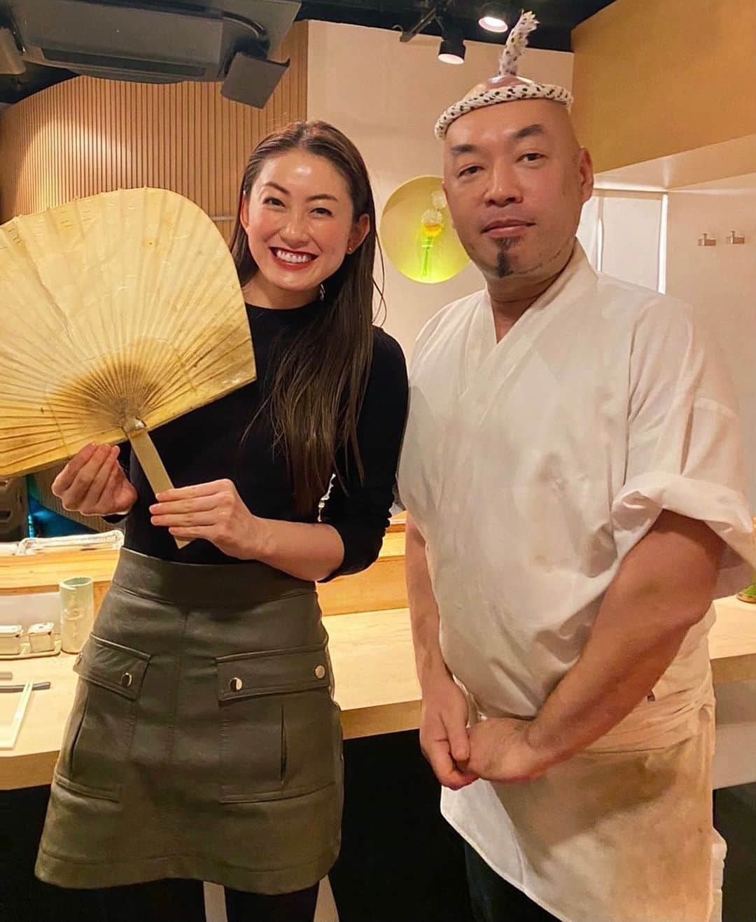 宮坂灯里さんのインスタグラム写真 - (宮坂灯里Instagram)「予約困難な焼き鳥の名店【鳥しき】さんへ！  グルメレポーターとして、店主の池川さんにお話を伺いました😊🙏🏻  池川さんの団扇を持たせて頂き…感動🥺  これを見たら日本一の焼き鳥の世界がわかります。告知はまたさせてください🧡  #東京カレンダー #東カレステーション #鳥しき #焼き鳥 #名店 #グルメ #池川義輝 #食べログ #ミシュラン」12月16日 19時49分 - m.akari27