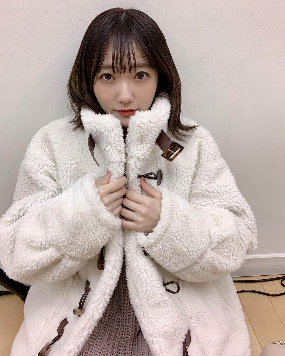 夏川愛実さんのインスタグラム写真 - (夏川愛実Instagram)「﻿ もこもこしか勝たん🤘﻿ ﻿ 寒い日はおうちでぬくぬくしたい派🙋‍♀️﻿ だけど﻿ 外の空気感もいいなあと思った今日❄️﻿ ﻿ さむいけど﻿ 🥶﻿ ﻿ おうち派かおそと派か﻿ どっち派ですか😌﻿ ﻿ #寒い日#冬コーデ#もこもこ#ダッフルコート﻿ #あったかアウター#アウター#niceclaup﻿ #ナイスクラップ#ニットワンピース#ニットワンピ﻿ #ベージュコーデ﻿ ﻿ ﻿ ﻿」12月16日 19時50分 - ami_natsukawa