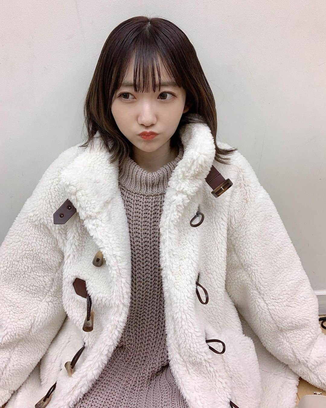 夏川愛実のインスタグラム：「﻿ もこもこしか勝たん🤘﻿ ﻿ 寒い日はおうちでぬくぬくしたい派🙋‍♀️﻿ だけど﻿ 外の空気感もいいなあと思った今日❄️﻿ ﻿ さむいけど﻿ 🥶﻿ ﻿ おうち派かおそと派か﻿ どっち派ですか😌﻿ ﻿ #寒い日#冬コーデ#もこもこ#ダッフルコート﻿ #あったかアウター#アウター#niceclaup﻿ #ナイスクラップ#ニットワンピース#ニットワンピ﻿ #ベージュコーデ﻿ ﻿ ﻿ ﻿」