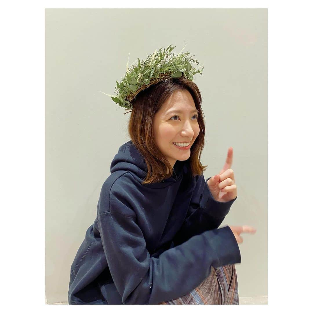 笹崎里菜のインスタグラム：「🎄 間違ったリースの使い方🥺 鳥の巣に見える🕊🕊🕊 今年もあと2週間、はやいね。 #髪切りました #こだわりがないのでこの辺の長さをウロウロ」