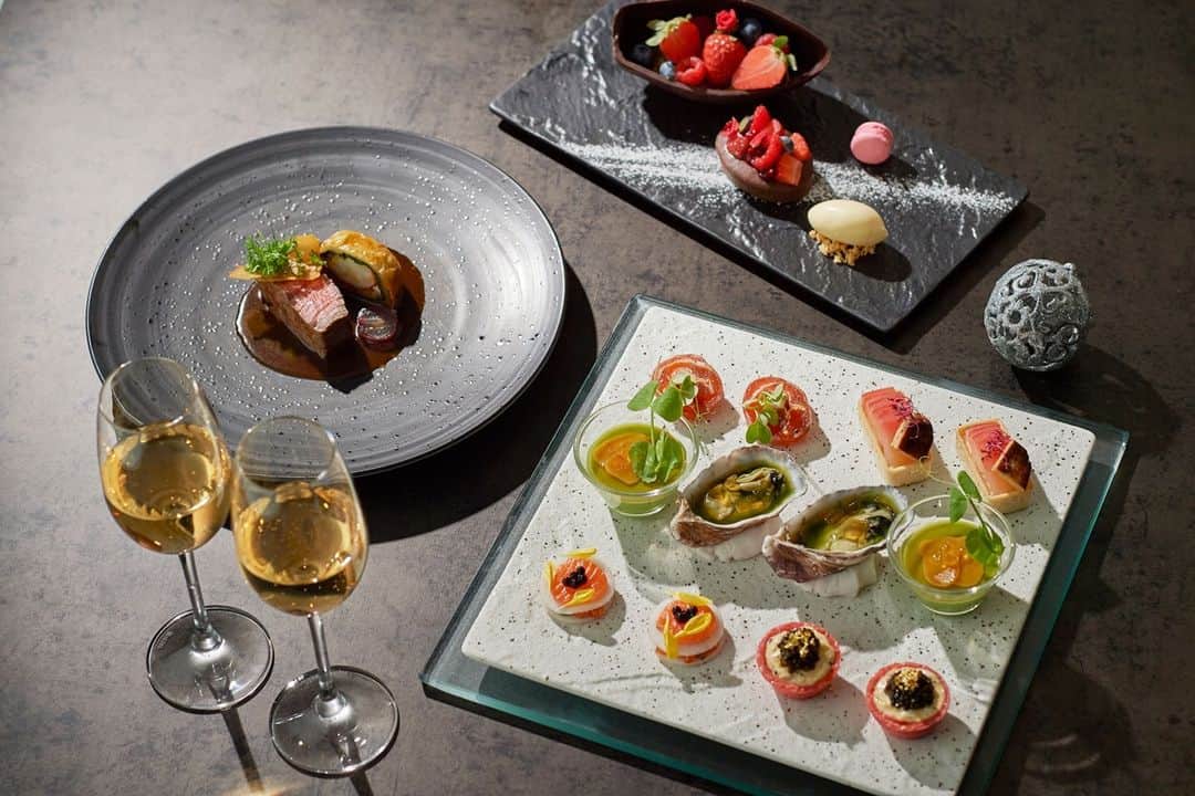 Conrad Tokyoのインスタグラム：「開放的なラグジュアリー空間で東京湾の夜景を眺めながらお楽しみいただけるバー＆ラウンジ「トゥエンティエイト」でのクリスマスディナー。 前菜はすべての品に日本産の食材を使用しました。お好みのドリンクと合わせてトゥエンティエイトでのお時間をより心地よく。  With our Christmas dinner at our bar & lounge TwentyEight you can enjoy the night view of Tokyo Bay in an open luxury space. All appetizers use Japanese ingredients. Make your time at Twenty Eight more comfortable with your favorite drink!  Share your own images with us by tagging @conrad_tokyo ————————————————————— #コンラッド東京 #コンラッド #ホテル #汐留 #東京 #新橋 #銀座 #港区  #ホテルステイ #ステイケーション #GoToキャンペーン #クリスマスディナー #クリスマス限定 #ホテルラウンジ #トゥエンティエイト #ConradTokyo #StayInspired #Shiodome #Shinbashi #staycation #gototravel #afternoontea #hotellounge #twentyeight #christmasdinner」