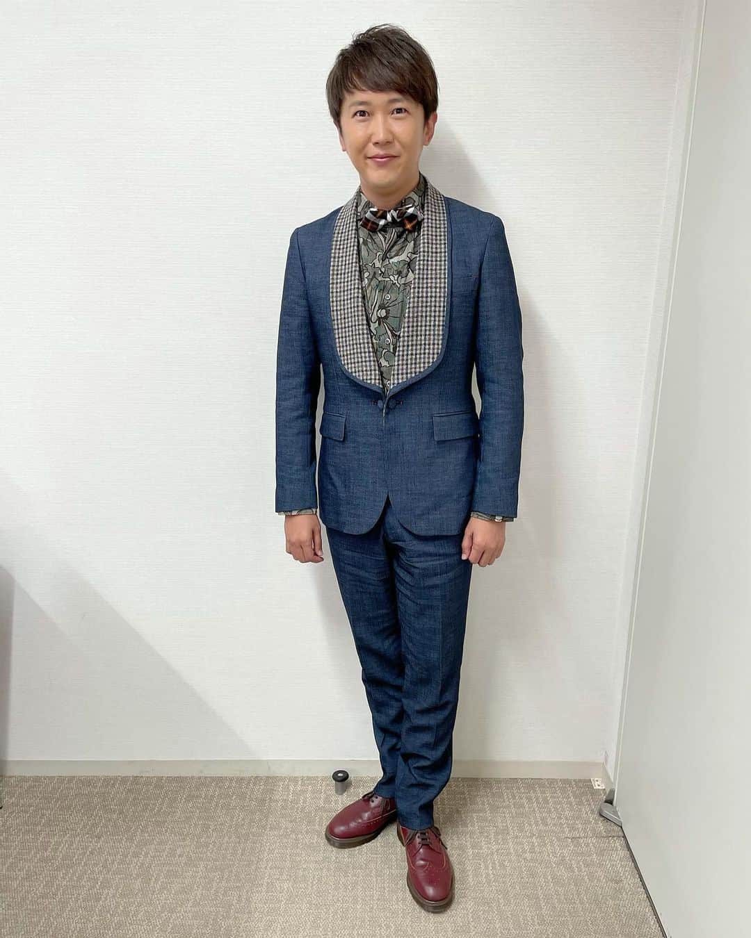 金子貴俊のインスタグラム：「今日はテレビ東京「よじごじDAYS」生放送でした！  素敵な衣装！綺麗なラインでいいですね！ ダブルスタンダード　ヒム　d/him  #よじごじdays #よじごじ #dhim #ダブルスタンダードクロージング」