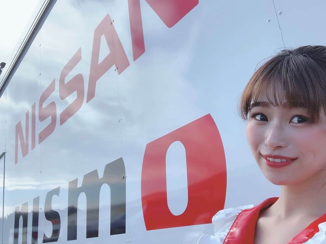 竹本ちえのインスタグラム：「. 3号車トランポ前🧸 日々普通に生活していると レースクイーンが非現実的で 写真見てるだけでもおもしろい🥳 ・ ・ ・ ・ ・ #MOTUL #NISMO #NISSAN ⠀ #CRAFTSPORTS #3 ⠀ #gtr #gtrnismo #racecar #race⠀ #supergt #racequeen #gridgirl ⠀ #instagood #followme⠀ #スーパーGT #日産 #レースクイーン」