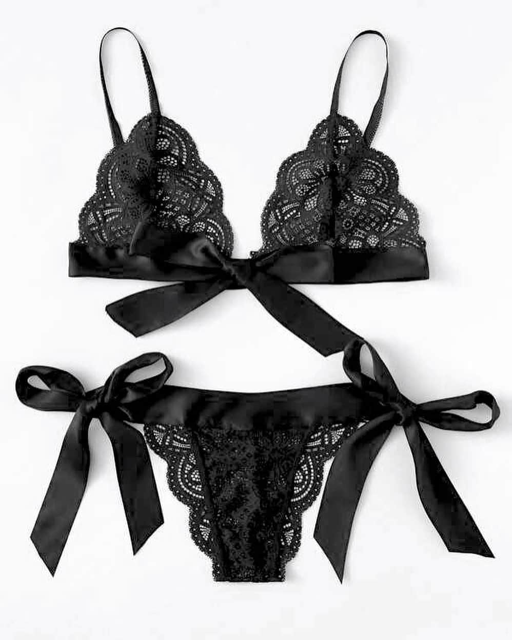 COORDINATESHOP Lingerieのインスタグラム：「大好評につき完売となりましたクリスマスランジェリー、期間限定で再入荷、販売開始しました！🎄 数量限定で残りわずかとなっています。完売になり次第終了とさせていただきます🙇‍♀️  ✨カラーはレッド、グリーン、ブラックの3色✨定価 3000円 ご購入は、プロフィール覧から専用サイトよりお願いいたします🙌  #クリスマス #ランジェリー #クリスマスプレゼント #Xmas #下着」