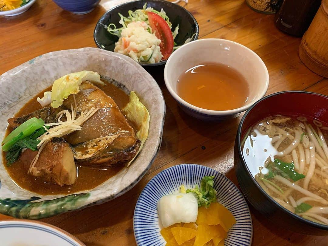 ぐんじりなのインスタグラム：「. 最近食べた美味しいランチまとめ🤫♡ 1 【末ぜん　代官山】 ドア入った瞬間おばあちゃん家に 帰ってきた気分になれる和定食屋さん。 鯖の味噌煮ほっこり味で美味しかった🥲 こういうご飯が一番美味しい . 2 【Cosme Kitchen 恵比寿】 とにかく野菜が食べたいって時におすすめ！ 一皿のボリュームすごいのに お代わりも自由みたい🥕 食べ過ぎた次の日とかに良さそうだけど 冬場は身体冷える🥶 . 3 【CITY SHOP 渋谷】 野菜食べたいけど サラダだけはちょっと、、って時に良い！ 野菜スティック乾きがちだけど エスニック風のサラダとか美味しい🥕 . 4 【京鼎樓　恵比寿】 地味に気になってて行ってなかったところ🥟 結構並んでたけど普通に普通に美味しかった . 5 【サンクスネイチャー　恵比寿】 サラダ丼とか野菜中心のお店🥑 かぼちゃに目がないので かぼちゃグラタン 皮ごと丸々食べられました😝 . #ランチ　#恵比寿ランチ　#末ぜん　#cosmekitchen #cityshop #京鼎樓 #サンクスネイチャー　#野菜ランチ」