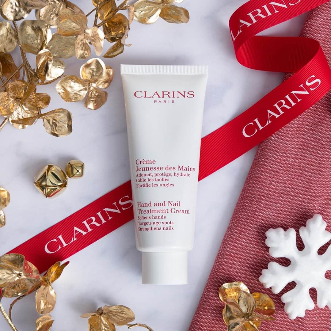 ClarinsUKさんのインスタグラム写真 - (ClarinsUKInstagram)「If there's one gift you can't go wrong with this Christmas, it's a quality hand cream.  Our beloved Hand and Nail Cream helps to strengthen nails and condition cuticles for naturally clean, soft, and youthful-looking hands ❤️  #ChristmasWithClarins #Clarins #HandandNailCream #HandCream」12月16日 20時01分 - clarinsuk