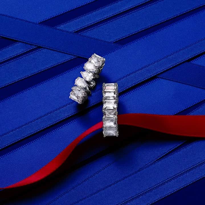 のインスタグラム：「Share the holiday spirit with the gifts from beloved Swarovski Vittore collection. #Swarovski125years」