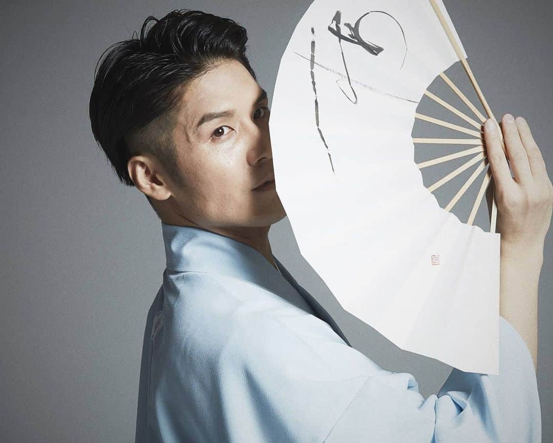 梅川壱ノ介（舞踊家）のインスタグラム：「レスリーキーさんの世界  The World of @lesliekeesuper  ￣￣￣￣￣￣￣￣￣￣￣￣￣￣￣￣￣￣￣￣￣￣￣ いつでもアーティスティックな世界へと誘ってくれる。  #梅川壱ノ介 #日本舞踊 #舞踊家 #伝統芸能 #日本文化 #にほん #伝統美 #日本の四季 #日本の美 #自然 #レスリーキー　 #アート #アーティスティック #着物 #撮影」