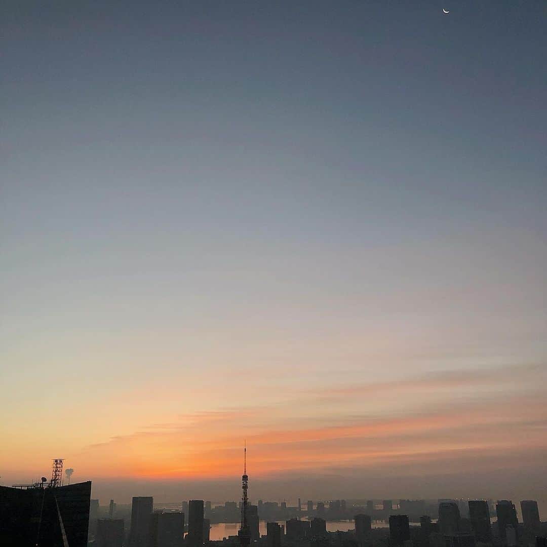 西脇梨紗さんのインスタグラム写真 - (西脇梨紗Instagram)「お誕生の日の、夕焼けみたいな朝。 朝日と月のコラボ😴 どうしてもみたくて飛び起きて窓のとこまで走った😴」12月16日 20時02分 - risa_nishiwaki