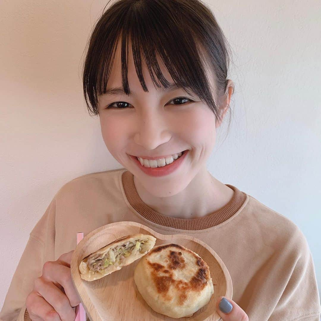 町田恵里那さんのインスタグラム写真 - (町田恵里那Instagram)「☁︎☽﻿ お家でシャーピン作りしたの😽🥄﻿  ﻿ 思ったより簡単で、﻿ ささっと作れたよ〜🥣﻿ ﻿ 外の生地がもっちもちで﻿ 美味しかったぁ〜♥﻿ ﻿ ﻿ 今度は新しい具材をいれて﻿ 色んな種類作ろうかなぁ..って考え中🤔﻿ ﻿ ﻿ ﻿ ﻿ ﻿ ﻿ #今日のもぐっとえりな #町田恵里那 #シャーピン」12月16日 20時03分 - machida_erina122