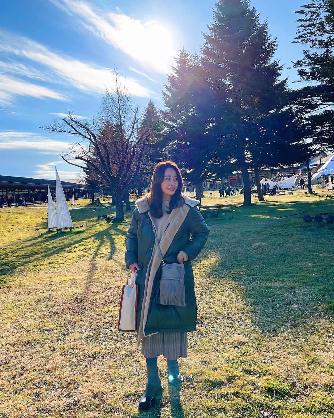 小祝麻里亜のインスタグラム：「一昨日の夜から具合悪いかもって思ったので、昨日今日の予定をキャンセルして(仕事じゃなかったし)家でゆっくりしてました☺️✨おかげで元気✨ なんともなくて良かったです🐥  ついつい年末に向けて予定を詰め込んでしまいがちなんですが、こんなご時世だからこそ、自分の微かな体調の変化に自分自身で気が付かないとなぁって思いました☺️👌気持ちにも予定にも余裕を持たせないと✨家族や周りの人のためにも✨  写真は人より自然がいっぱいの空間に久しぶりに行けたから、気持ちよくて2枚目は深呼吸しちゃってます☃️笑  みなさんも師走で予定がたくさん！！！とお忙しいかと思いますが…ご無理せずに、自分の身体とも向き合ってあげてくださいね❤️  ． ． ．＿＿＿＿＿＿＿＿ #outfit #coordinate #look #instafashion #셀스타그램 #얼스타그램 #코디 #스타일링 #데일리 #데일리룩 #오오티디 #카루이자와#카페  #軽井沢 #158cmコーデ　#師走に体調崩す私 ←毎年」