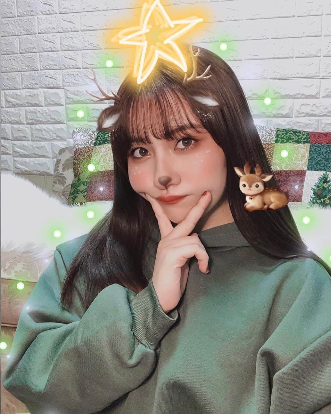 川添りなのインスタグラム：「1個前の投稿とはまた違ったぞりな。‪  今日もお疲れ様です💚💚 来週はいよいよ、クリスマスですよね🎄 1年あっという間だったなあ💭 クリスマスは毎年、予定がなくてもあってもうきうきする😳 あと、年末年始も❗笑  もぉーとりあえず クリスマスが近づいてきてうきうきが倍増中〜🎅🏻✨ がんばれそうなのだ。  皆さんは…♪ クリスマス・年末年始はどうお過ごし予定〜？🤍 ☃️❄🎅🏼🎄🍗  #クリスマス #クリスマスコフレ2020  #トナカイ #snow #フィルター #ツリー #ぞりなツリー #instagood #instapic  #instalike #instamakeup」