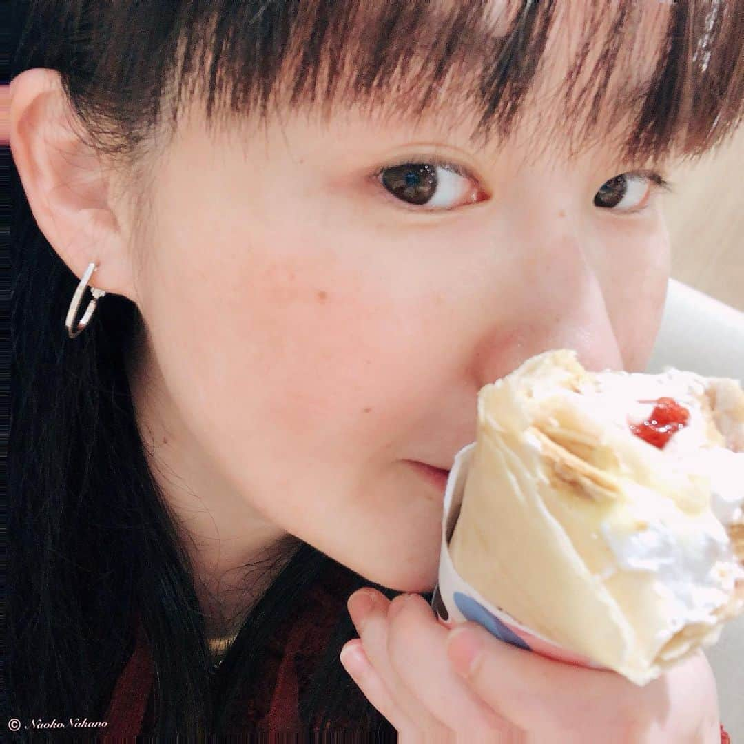 中野菜保子さんのインスタグラム写真 - (中野菜保子Instagram)「. 「メールを見てわかるコト🖋📲✨コラム配信できました♪」 @chuar2420 . 写真は🍎🍎🍎🍎🍎枚♪ 1:すっぴん 2:メイクあり 3:すっぴん２ 4:4種類♪ 5:コラムへ . ご機嫌いかがですか？（≧∇≦）？ . 雪は大丈夫でしたか❓☃️❓ ワタシは昨日灯油を買って 臨んだものの積もらずw . 沢山積もった地域も あると思います。 足元お気をつけ下さいね🌹 . . 今月も無事に 執筆したコラムが 配信されました♪♪♪ . タイトル 『やさしくふまれたい☆バンタム級』 . 毎月第3水曜日に配信です📲 . たまには プロの作家らしいお仕事も しなくちゃねw . ワタシの文章を見ても 「この人プロだな」って わからない人に 初めて出会ってしまってw . 基本的に面白くて 直すところがないコトで 定評があるんですけどねワタシ。。。 . びっくり、というか ズレてるというか、説明しても わからないセンスの人って いるんだなぁって 勉強になりました😌残念 . というコトで、今回は 「メールをみるとわかること」 について書いています👩🏻‍🎓😊👨‍💻 . 例えば、 どうせご馳走するなら、 それが本物であればある程 味のわかる人に奢りたいですよね。 . そう！自分の価値のわかる人と 仕事をするために メールも気をつけましょう📩 . コラムぜひ登録して 楽しんで下さい☆ →ハイライトの「コラム配信中」からも 登録できます . . 写真のピアスは 「chuar(@chuar2420)」さんの❄️ . 今回のは シルバーアクセにもよく合う オトナデザインです✨✨✨ . 実はお仕事の時は 特にこれを頻繁に付けています。 . オンオフどちらでもいける❗️❗️ . お仕事の直後に プライベートなお出掛けがあっても このピアスならそのままいける！ . 汎用性高いって 素晴らしいです✨✨✨ . シンプルでムダがないって 意外と高度な技。 . 「わかる」人でありたい🎶😌🎶 ＊ ＊ ＊ #chuar #ピアス #シルバーアクセコーデ  #オンオフコーデ #ピアスすき #キラキラ #可愛いもの好き #コラムニスト  #毎月第3水曜日 #まぐまぐ #ためになる話  #やさしくふまれたい #バンタム級  #中野菜保子 #actor #俳優 #美白美人 #魅惑の瞳 #繊細なひと  #価値のわかる人 #ナオ部 #moviestars  #楽しく過ごすヒント  #みんなファイト  @chuar2420 @syanhaijitensya」12月16日 20時04分 - naokonakano8319