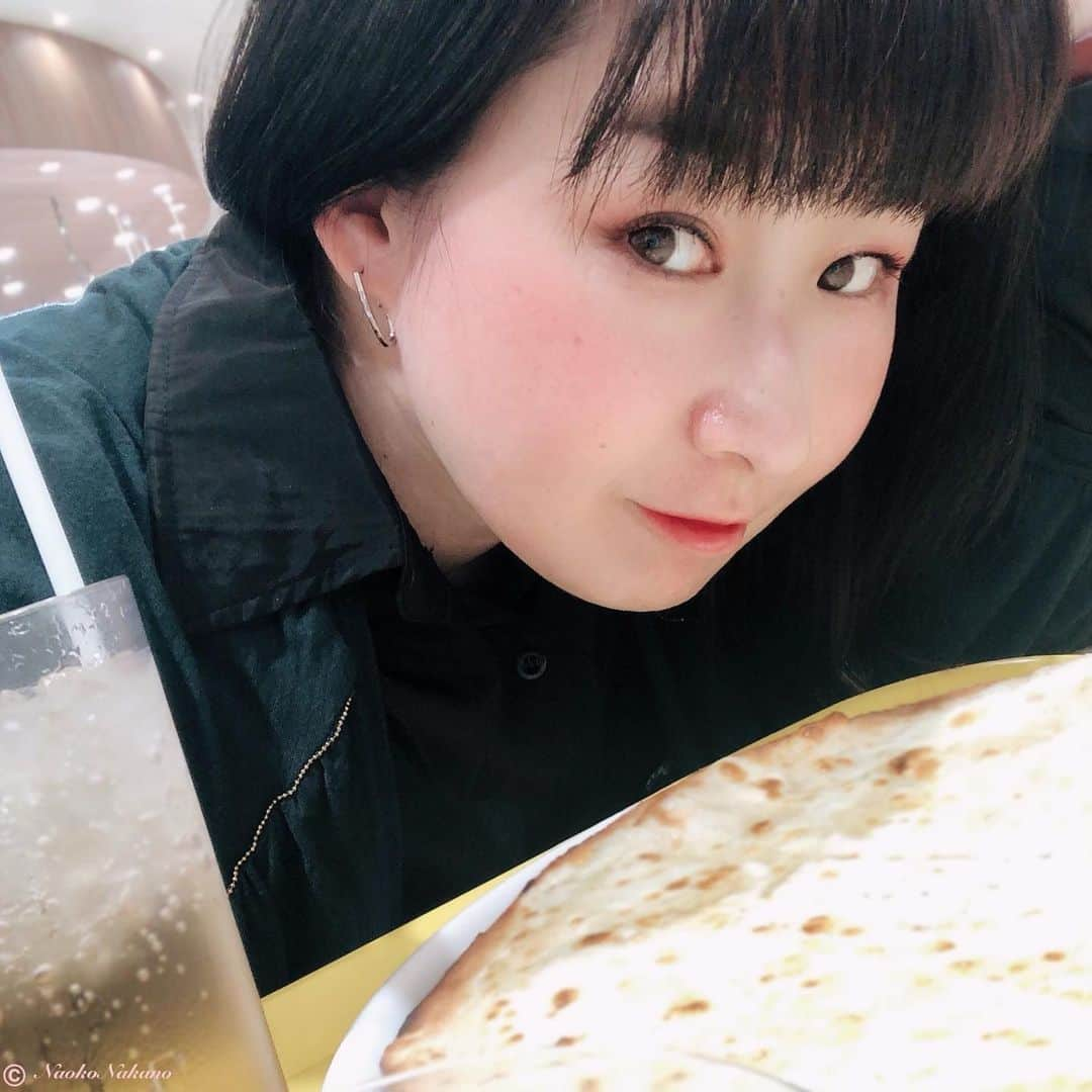 中野菜保子さんのインスタグラム写真 - (中野菜保子Instagram)「. 「メールを見てわかるコト🖋📲✨コラム配信できました♪」 @chuar2420 . 写真は🍎🍎🍎🍎🍎枚♪ 1:すっぴん 2:メイクあり 3:すっぴん２ 4:4種類♪ 5:コラムへ . ご機嫌いかがですか？（≧∇≦）？ . 雪は大丈夫でしたか❓☃️❓ ワタシは昨日灯油を買って 臨んだものの積もらずw . 沢山積もった地域も あると思います。 足元お気をつけ下さいね🌹 . . 今月も無事に 執筆したコラムが 配信されました♪♪♪ . タイトル 『やさしくふまれたい☆バンタム級』 . 毎月第3水曜日に配信です📲 . たまには プロの作家らしいお仕事も しなくちゃねw . ワタシの文章を見ても 「この人プロだな」って わからない人に 初めて出会ってしまってw . 基本的に面白くて 直すところがないコトで 定評があるんですけどねワタシ。。。 . びっくり、というか ズレてるというか、説明しても わからないセンスの人って いるんだなぁって 勉強になりました😌残念 . というコトで、今回は 「メールをみるとわかること」 について書いています👩🏻‍🎓😊👨‍💻 . 例えば、 どうせご馳走するなら、 それが本物であればある程 味のわかる人に奢りたいですよね。 . そう！自分の価値のわかる人と 仕事をするために メールも気をつけましょう📩 . コラムぜひ登録して 楽しんで下さい☆ →ハイライトの「コラム配信中」からも 登録できます . . 写真のピアスは 「chuar(@chuar2420)」さんの❄️ . 今回のは シルバーアクセにもよく合う オトナデザインです✨✨✨ . 実はお仕事の時は 特にこれを頻繁に付けています。 . オンオフどちらでもいける❗️❗️ . お仕事の直後に プライベートなお出掛けがあっても このピアスならそのままいける！ . 汎用性高いって 素晴らしいです✨✨✨ . シンプルでムダがないって 意外と高度な技。 . 「わかる」人でありたい🎶😌🎶 ＊ ＊ ＊ #chuar #ピアス #シルバーアクセコーデ  #オンオフコーデ #ピアスすき #キラキラ #可愛いもの好き #コラムニスト  #毎月第3水曜日 #まぐまぐ #ためになる話  #やさしくふまれたい #バンタム級  #中野菜保子 #actor #俳優 #美白美人 #魅惑の瞳 #繊細なひと  #価値のわかる人 #ナオ部 #moviestars  #楽しく過ごすヒント  #みんなファイト  @chuar2420 @syanhaijitensya」12月16日 20時04分 - naokonakano8319