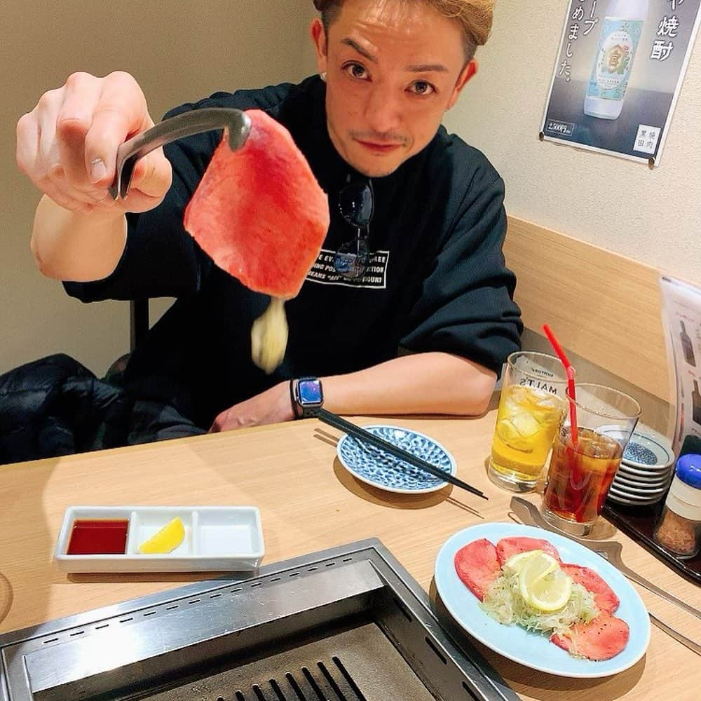 SHU-YAさんのインスタグラム写真 - (SHU-YAInstagram)「はいどーもこんばんは。 . 今回は渋谷にある焼肉に行ってきました。  @yakiniku_kuroda  頼んだのは1日3組限定のハラミコース！ . これねー自分が渋谷で食べた焼肉の中では間違いなくベスト3に入るな。 もう味がどうとか口溶けがどうとか説明聞くよりも、ここは一回行ってみて損はない。 どれも美味しかったですが、個人的にはサガリとハラミと長芋キムチ😆 追加しまくってしまった😩w . 最後マネージャーさんと話してて系列にしゃぶしゃぶ屋さんもあるそうな。 気になる…。 期待大…。 行く。 . . . #焼肉黒田 #渋谷焼肉 #焼肉 #個室 #上タン #ユッケ #ハラミ #渋谷 #pr #トリドリベース #ご飯がススムくん #グルメ #赤身肉 #サガリ #肉好き #healthyfood #美味しいお店 #meat #ホルモン #東京グルメ #肉活 #yakiniku #shibuya #食トレ #食べて動く #happy」12月16日 20時06分 - shuya_mizuno