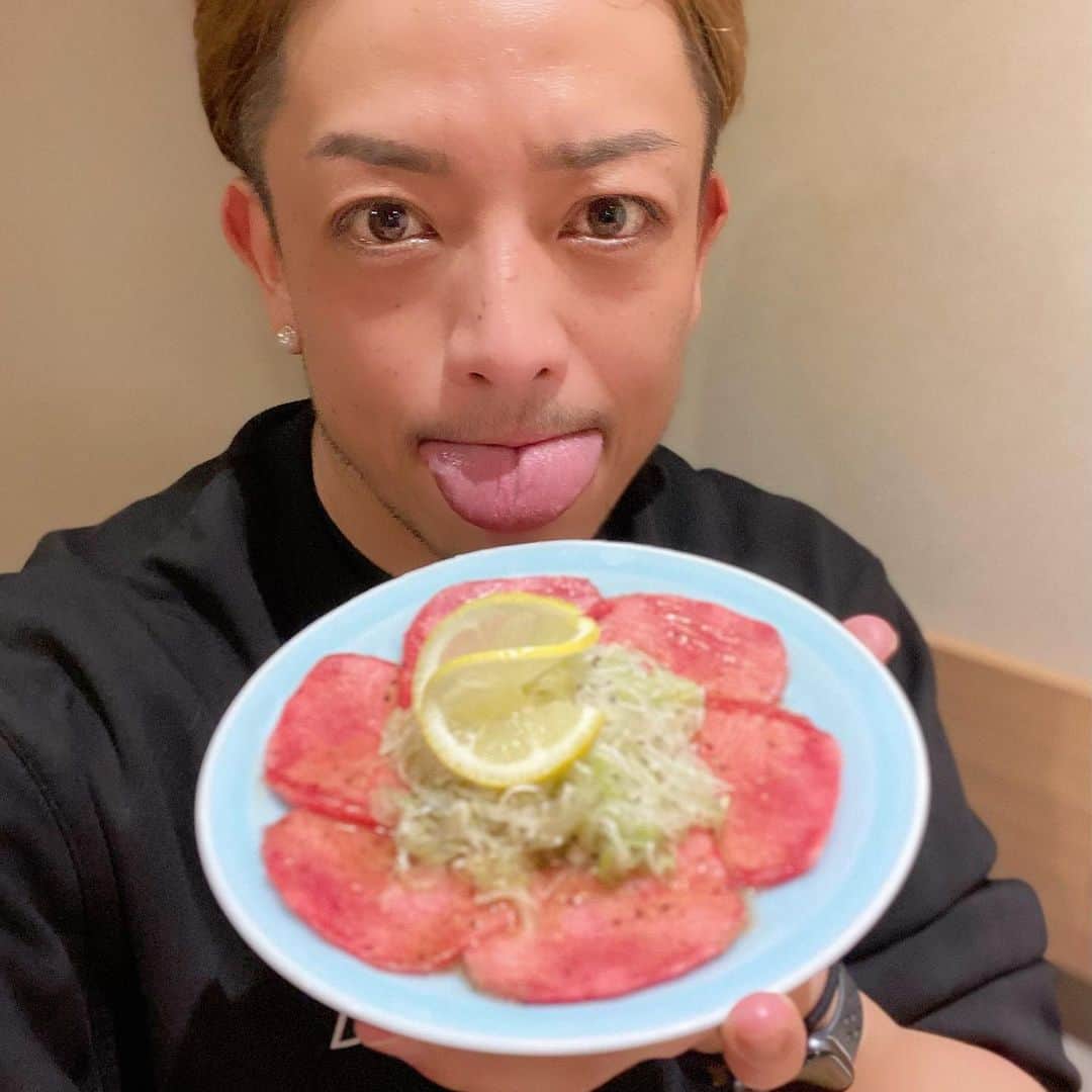 SHU-YAさんのインスタグラム写真 - (SHU-YAInstagram)「はいどーもこんばんは。 . 今回は渋谷にある焼肉に行ってきました。  @yakiniku_kuroda  頼んだのは1日3組限定のハラミコース！ . これねー自分が渋谷で食べた焼肉の中では間違いなくベスト3に入るな。 もう味がどうとか口溶けがどうとか説明聞くよりも、ここは一回行ってみて損はない。 どれも美味しかったですが、個人的にはサガリとハラミと長芋キムチ😆 追加しまくってしまった😩w . 最後マネージャーさんと話してて系列にしゃぶしゃぶ屋さんもあるそうな。 気になる…。 期待大…。 行く。 . . . #焼肉黒田 #渋谷焼肉 #焼肉 #個室 #上タン #ユッケ #ハラミ #渋谷 #pr #トリドリベース #ご飯がススムくん #グルメ #赤身肉 #サガリ #肉好き #healthyfood #美味しいお店 #meat #ホルモン #東京グルメ #肉活 #yakiniku #shibuya #食トレ #食べて動く #happy」12月16日 20時06分 - shuya_mizuno