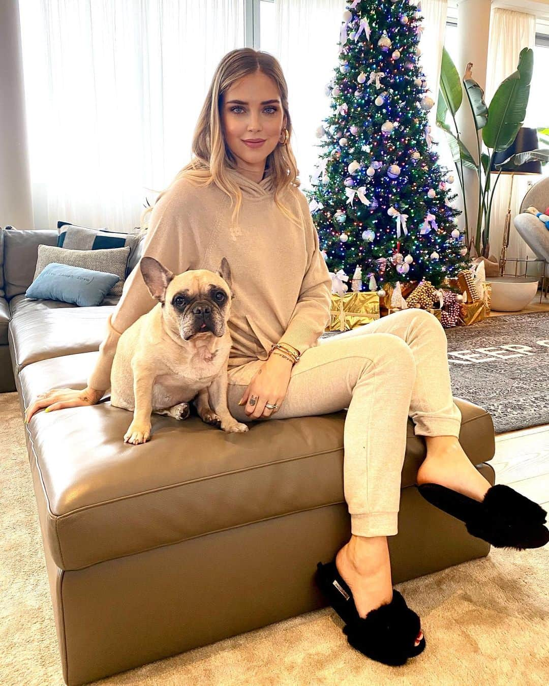 キアラ・フェラーニさんのインスタグラム写真 - (キアラ・フェラーニInstagram)「Comfy at home in @calzedonia with Mati 💛 #ChiaraWearsCalzedonia #calzedonia #adv」12月16日 20時06分 - chiaraferragni