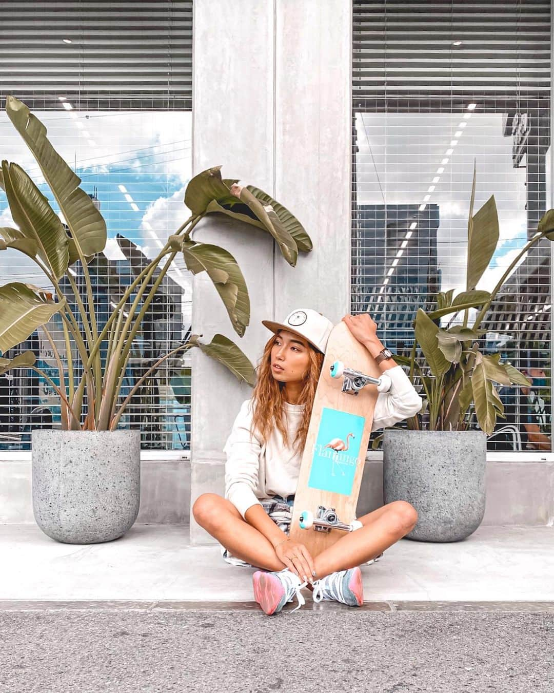 Ayaさんのインスタグラム写真 - (AyaInstagram)「. . . 𝘀𝗸𝗮𝘁𝗲𝗿 𝗴𝗶𝗿𝗹 🌴🛹🦩 . . @flamingo_skateboards_official の 可愛いスケートボードで今日も練習✌🏾 . 組み立てられた状態で届くからすぐ始めれるし🧡 安定感がすごいから、初心者な私も 止まった板に立つだけならもう完璧🤩🌈 進みながらはまだできないから ずーっと立ってるよ🤣 でも進んだらきっと楽しいしまだまだ練習する🛹🧡 . . . コーデはとにかくシンプルにしたくて 白スウェット×ショーパン 寒いからチェックシャツを腰に巻いて、 H&Mのメンズキャップをかぶって、 はい🧡海外スケーターガール風コーデ🛹🦩🌴 (あくまでイメージです🤫) . 海に続く道をflamingo skateboardで 滑っていけたらどれだけ気持ちいいだろうか🤤🌊 . . . <<<<<<<<<<<<<<<<<<<<<<<<<<<<<<<<<<<<<<<<< . . #ootd #skategirl  #skaterfashion  #skateboard  #flamingoskateboards  #beachlover #autumnstyle #autumnfashion #autumnvibes #サーフスタイル #サーフコーデ #秋スタイル #ビーチガール #海好き #海好き女子 #夏女 #ラテ肌 #ラテ女子 #ボディメイク女子 #筋トレ女子 #トレーニング女子 #ハワイアンジュエリー #ビーチアクセサリー #ママコーデ #ママスタイル #スケートボード #スケーターファッション  #スケーターガール #フラミンゴスケートボード #ayabeachコーデ」12月16日 20時07分 - aya__beach