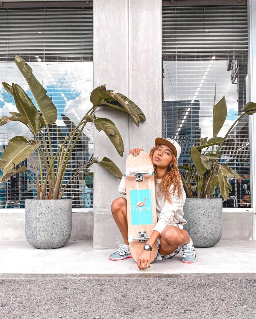 Ayaさんのインスタグラム写真 - (AyaInstagram)「. . . 𝘀𝗸𝗮𝘁𝗲𝗿 𝗴𝗶𝗿𝗹 🌴🛹🦩 . . @flamingo_skateboards_official の 可愛いスケートボードで今日も練習✌🏾 . 組み立てられた状態で届くからすぐ始めれるし🧡 安定感がすごいから、初心者な私も 止まった板に立つだけならもう完璧🤩🌈 進みながらはまだできないから ずーっと立ってるよ🤣 でも進んだらきっと楽しいしまだまだ練習する🛹🧡 . . . コーデはとにかくシンプルにしたくて 白スウェット×ショーパン 寒いからチェックシャツを腰に巻いて、 H&Mのメンズキャップをかぶって、 はい🧡海外スケーターガール風コーデ🛹🦩🌴 (あくまでイメージです🤫) . 海に続く道をflamingo skateboardで 滑っていけたらどれだけ気持ちいいだろうか🤤🌊 . . . <<<<<<<<<<<<<<<<<<<<<<<<<<<<<<<<<<<<<<<<< . . #ootd #skategirl  #skaterfashion  #skateboard  #flamingoskateboards  #beachlover #autumnstyle #autumnfashion #autumnvibes #サーフスタイル #サーフコーデ #秋スタイル #ビーチガール #海好き #海好き女子 #夏女 #ラテ肌 #ラテ女子 #ボディメイク女子 #筋トレ女子 #トレーニング女子 #ハワイアンジュエリー #ビーチアクセサリー #ママコーデ #ママスタイル #スケートボード #スケーターファッション  #スケーターガール #フラミンゴスケートボード #ayabeachコーデ」12月16日 20時07分 - aya__beach