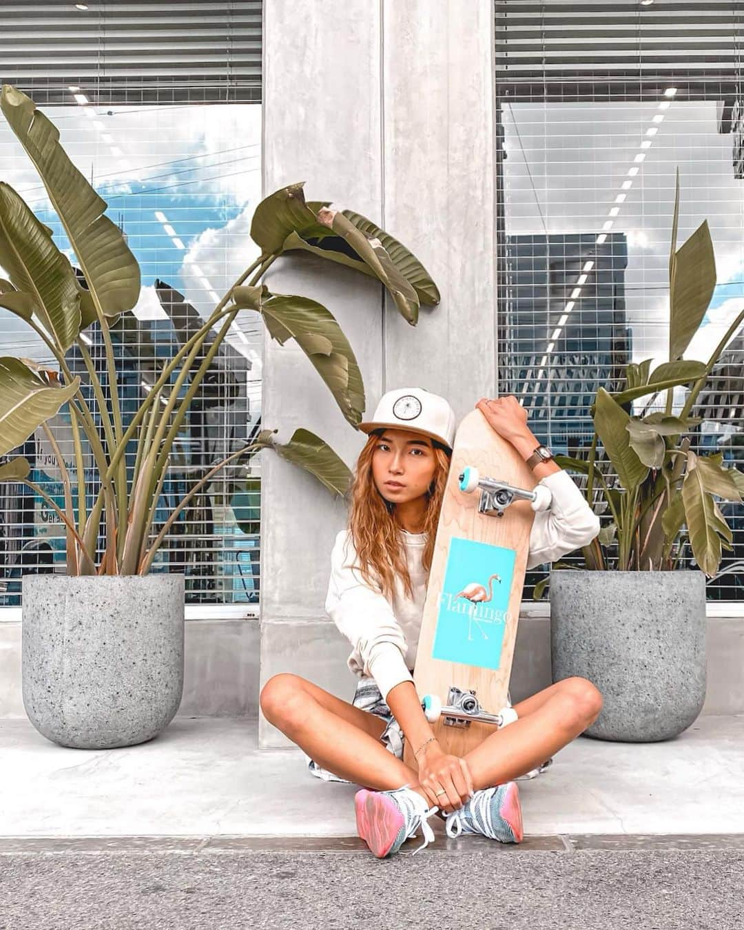 Ayaさんのインスタグラム写真 - (AyaInstagram)「. . . 𝘀𝗸𝗮𝘁𝗲𝗿 𝗴𝗶𝗿𝗹 🌴🛹🦩 . . @flamingo_skateboards_official の 可愛いスケートボードで今日も練習✌🏾 . 組み立てられた状態で届くからすぐ始めれるし🧡 安定感がすごいから、初心者な私も 止まった板に立つだけならもう完璧🤩🌈 進みながらはまだできないから ずーっと立ってるよ🤣 でも進んだらきっと楽しいしまだまだ練習する🛹🧡 . . . コーデはとにかくシンプルにしたくて 白スウェット×ショーパン 寒いからチェックシャツを腰に巻いて、 H&Mのメンズキャップをかぶって、 はい🧡海外スケーターガール風コーデ🛹🦩🌴 (あくまでイメージです🤫) . 海に続く道をflamingo skateboardで 滑っていけたらどれだけ気持ちいいだろうか🤤🌊 . . . <<<<<<<<<<<<<<<<<<<<<<<<<<<<<<<<<<<<<<<<< . . #ootd #skategirl  #skaterfashion  #skateboard  #flamingoskateboards  #beachlover #autumnstyle #autumnfashion #autumnvibes #サーフスタイル #サーフコーデ #秋スタイル #ビーチガール #海好き #海好き女子 #夏女 #ラテ肌 #ラテ女子 #ボディメイク女子 #筋トレ女子 #トレーニング女子 #ハワイアンジュエリー #ビーチアクセサリー #ママコーデ #ママスタイル #スケートボード #スケーターファッション  #スケーターガール #フラミンゴスケートボード #ayabeachコーデ」12月16日 20時07分 - aya__beach