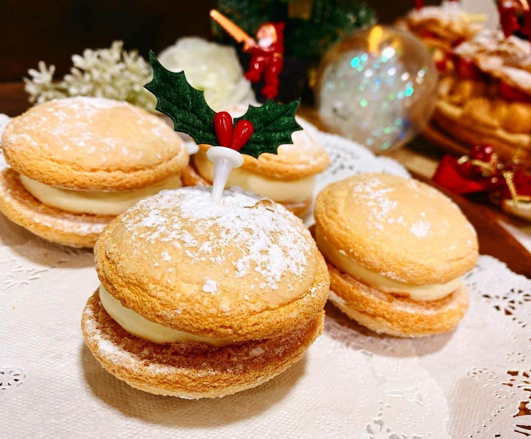 赤堀製菓専門学校さんのインスタグラム写真 - (赤堀製菓専門学校Instagram)「.﻿ ﻿ ﻿ ﻿ 師走という名の通り、﻿ あっという間に2020年も﻿ 残り僅かとなりましたね、、、😳﻿ ﻿ ﻿ クリスマスも近いということで﻿ パティシエ科2年生の授業で作った﻿ パリブレストはとっても可愛らしい﻿ 仕上がりになりました🎄🎅💕﻿  こんなクリスマスケーキも 素敵ですね、😚 ﻿ そして﻿ フランス語で可愛い卵という意味の﻿ ウフミニヨン🥚☺️﻿ ﻿ ﻿ 卵たっぷり、ふわふわの生地と﻿ ふわふわのクリームは﻿ 口に入れるとすっと溶けて﻿ ﻿ いくら食べても美味しいお菓子。。。🥺﻿ ﻿ ﻿ ﻿ 皆さん体調には気をつけて﻿ 残りの学校生活も頑張っていきましょう‼️🙌﻿ ﻿ ﻿ 土信田🐣  #パティシエ#パティスリー#パティシエになりたい #ケーキ#12月#クリスマス#Xmas#cake#クリスマスケーキ#パリブレスト#シュークリーム #ウフミニヨン#卵#たっぷり#クリーム#ふわふわ#おいしい#お菓子作り好きな人と繋がりたい #お菓子作り#パティシエカメラ部」12月16日 20時07分 - akahoriseika