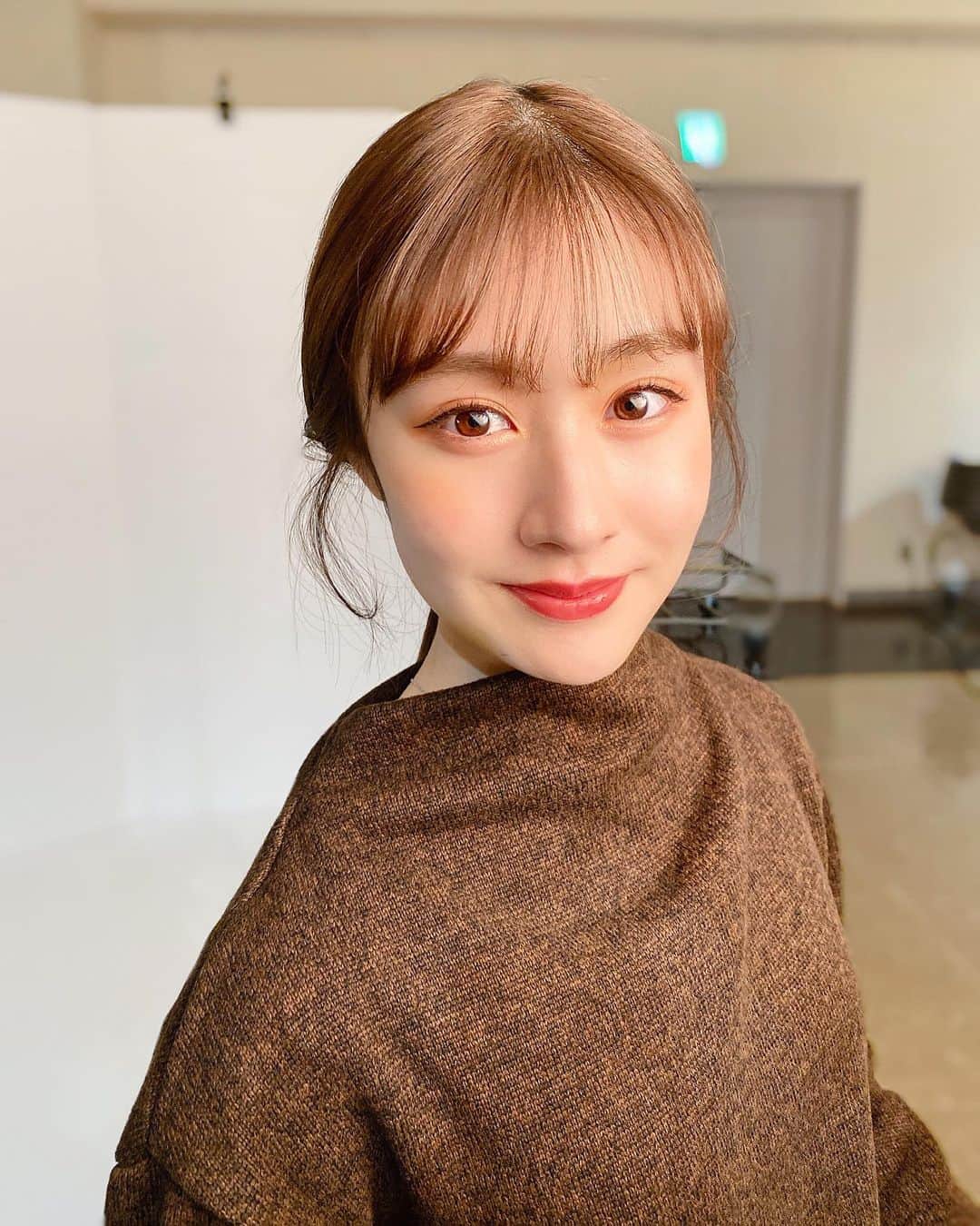 加藤美南のインスタグラム：「UNIQLOで990円だった！ 首から肩にかけての形が好き🧚🏻 あと500円のスカートも買った🥳 (親知らず抜いたからちょっとアザみたいになってる🦷)」