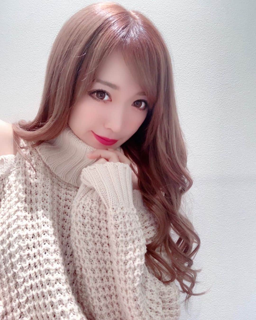 のインスタグラム：「🎀 久々のロングヘアに変身💓 ・ #アンククロス渋谷 の まさきさん( @masaki_ankhcross )に 担当してもらいました💕💕 ・ 綺麗に馴染んですごく自然で ビックリした🥺✨✨✨ 毛質も良くてサラサラ♥️ ・ おりさのインスタ見たよ👀で まさきさんにＤＭで予約すると 割引になるみたいです🥳 かなりオススメです✨✨✨ ・ ・ ・ ・ カラコン ▶︎ @lanicon_official  #DanbieClassicブラウン ・ ワンピース ▶︎ @tothesea_store  ・ ・ ・ ・ ・ ・ #ロアエクステジョーカー#アンククロス#シールエクステ#ロアエクステ#エクステ#イメチェン#ロングヘア#ヘアアレンジ#渋谷美容院#渋谷#カラー#ロング#ロングヘア#冬コーデ#コーデ#Lanicon#カラコン#送料無料#1年カラン#ニットワンピ」