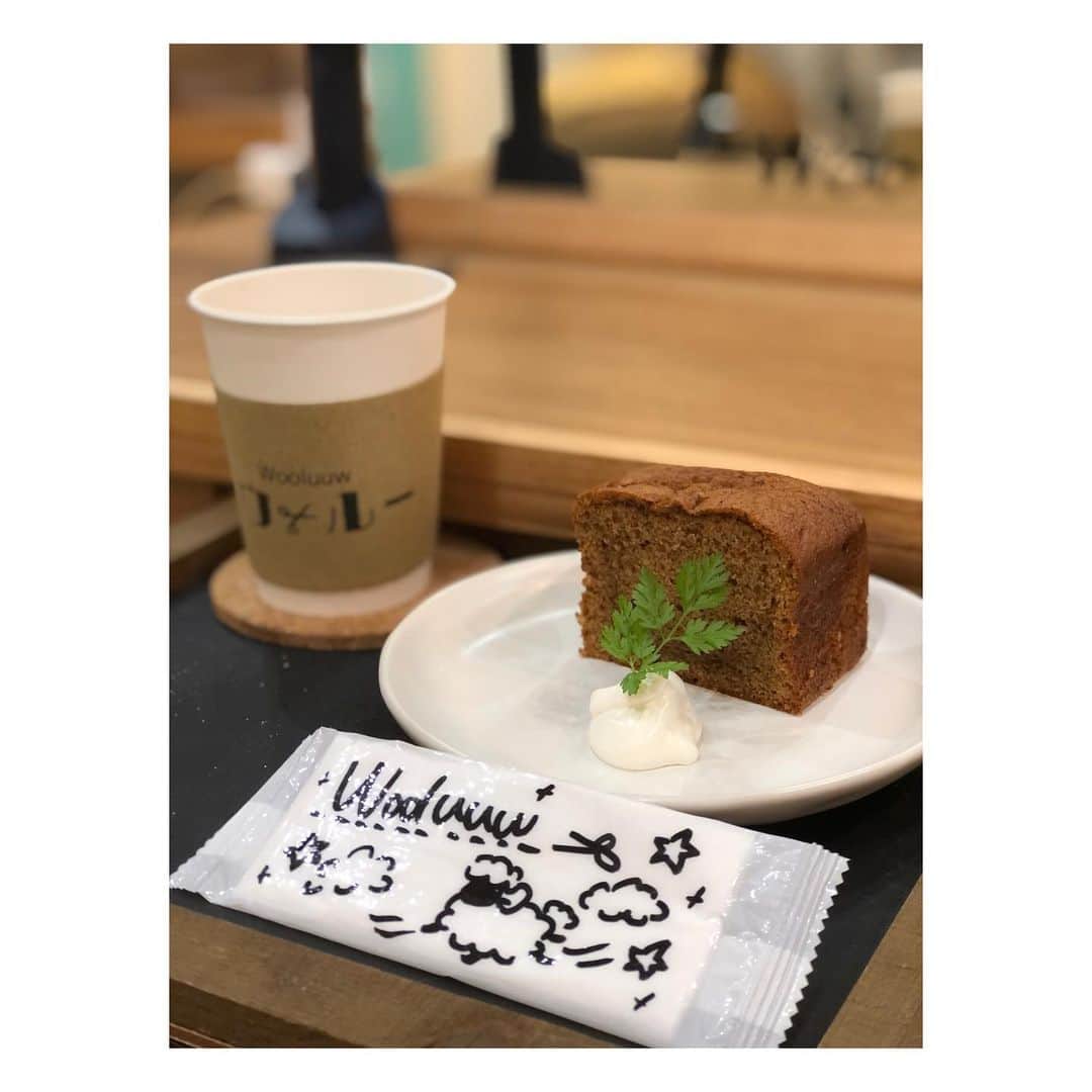 大原由美子さんのインスタグラム写真 - (大原由美子Instagram)「・ 皆さま、おはようございま〜す❤︎ 先日はお楽しみのヘアサロンへ行ってきました〜💇‍♀️ お店は姫路にある「@wooluuw（ウールー）」さん❤︎ ✔︎Hair Stylist さんはいつもの平岡さんですっ♬ コースは今回もいつものお決まりコース。。。❤︎ カット➡︎カラー➡︎トリートメントをお願いしました♬ ヘアカラーはいつも平岡さんオススメで全てお任せ〜♬ 今回のカラーは落ち着いたカラー❤︎ 「モノトーンベージュ」で〜す♬ カラーの名前もなんかカッコいい！キャー😆 素敵なカラーになった〜👍 いつもお任せなのに大満足なカラーになるのがすごいっ♬ そしてカラー中は嬉しすぎるカフェタイム〜♬ コーヒーのケーキとチャイラテをいただきましたっ❤︎ いつも甘さ控えめのケーキでめっちゃ美味しいの♬ 今回のトリートメントは髪質改善5回目！？かな？🤔 トリートメントだけでも1時間ほどかけてじっくりと❤︎ いつもめちゃくちゃ丁寧にしてくださいますっ❤︎ このトリートメントがホントに超お気に入り！！ 髪の毛が水分を含んでしっとり… 元気で丈夫な健康な髪の毛になっちゃうの！！ 今回のトリートメントを終えてまたまた… うる艶＋トゥルントゥルン ＋超サラッサラのストレート〜！！ うねうねの髪が直って嬉しすぎたっ😭 今回も大・大・大満足の仕上がり❤︎ ヘアアレンジでもすごく有名な平岡さん♬ 今回も仕上げは素敵なアレンジをしていただきましたよっ♬ そのアレンジshotはまた後日にpostしま〜す♬ @ayumi_hiraoka さん❤︎ 今回もありがとうございました〜！！ おしゃべりも楽しすぎてめちゃ笑ったし… インスタのプチ講習もしてもらった🙌 4枚のpicをpostしま〜す♬ 上の↑picを横に⇒swipeしてくださいね♬ 動画が2つありますので見てもらえると嬉し〜いっ❤︎ ・ #Wooluuw#サロンスタイル ここはカフェか！？と思う 素敵すぎる#ヘアサロン#✂︎#最幸かよ プリンスのぱふぱふ力がレベルアップ！…前はプリンスがストーリーにパインパインと書いてたのに今回はパヤンパヤンになってる🤣→動画にヒントあり😁#髪質改善#ストレートヘア に憧れる#カメラマンさんと繋がりたい #ヘアカラー でイメチェンしたよ#模特 カラーは#モノトーンベージュ#姫路サロン#💇‍♀️#✂️#hairsalon#モデル#サロモ もしてるよ#model#ヘアカタログ プチ#インスタ講座 までしてくれるプリンスに感謝#お洒落さんと繋がりたい#fashionmodel#ファインダー越しの私の世界#トリートメント でサラッサラのつやっつや#모델#姫路#ウールー #姫路美容室#ストレス解消 かのごとく機関銃のようにしゃべりまくる私🤣そしてそれを聞いてたぶん疲れまくってるであろうプリンスの顔が浮かぶ🤣#ケーキ 🍰」12月17日 6時58分 - oharayumiko0228