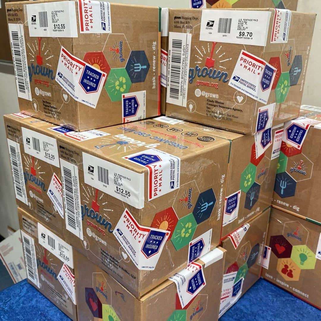 レイ・アレンのインスタグラム：「We are so thankful to be able to provide some much needed #relief for #grownfolks all over the country this holiday season- THANK YOU for all of your grown #CBD purchases, #grownfamily. Special thanks to our partners  at @orgabinoids and everybody at the #USPS for making sure our packages are getting safely to their destination this Christmas! ♥️ @grown @grown_southern #gratefulplateful」
