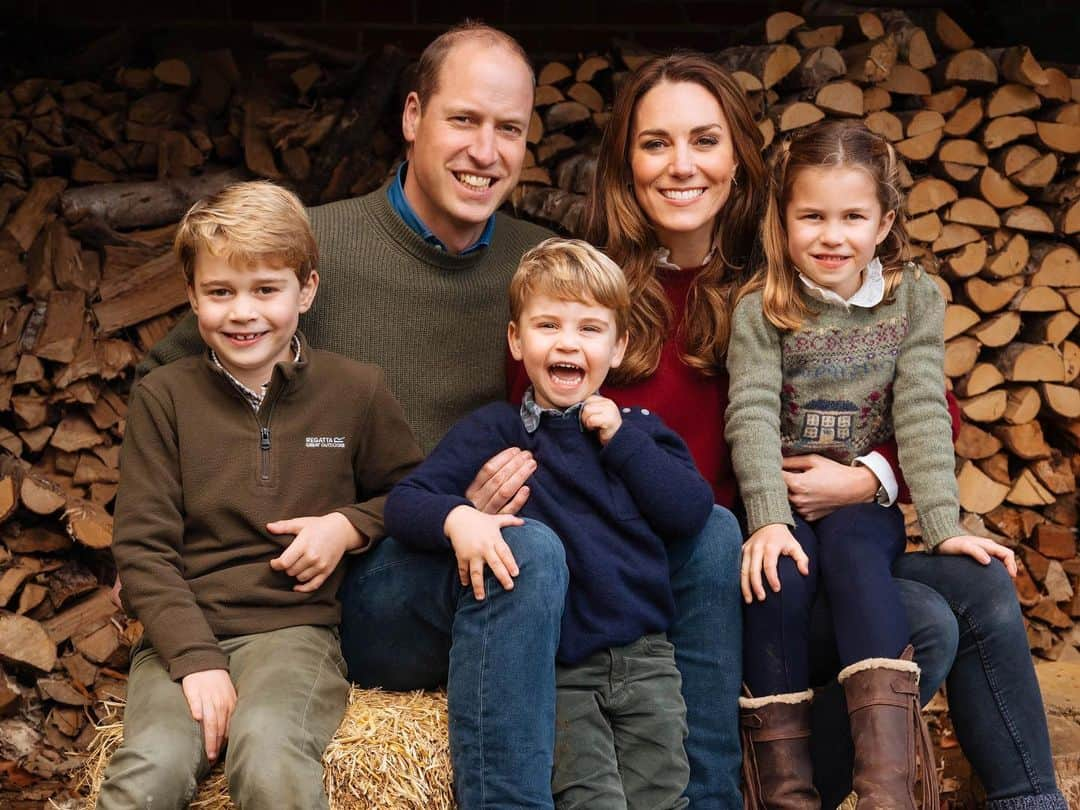 ウィリアム（ケンブリッジ公）さんのインスタグラム写真 - (ウィリアム（ケンブリッジ公）Instagram)「The Duke and Duchess are delighted to share a new image of their family, which features on their Christmas card this year🎄.  📸 by Matt Porteous」12月17日 7時00分 - princeandprincessofwales