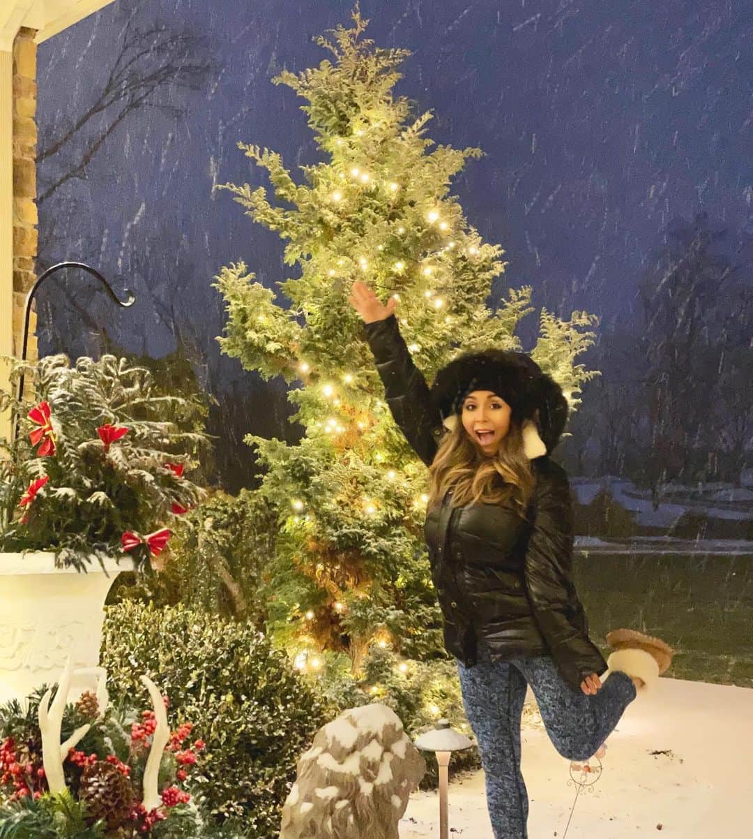 ニコール・ ポリッツィのインスタグラム：「ITS HAPPENING ❄️ ⛄️ #snowstorm TO SNOW STORMS, A BOX OF WINE & CHRIS」