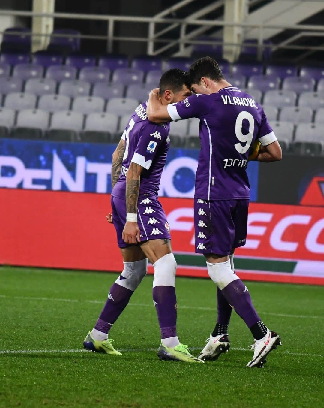 ACFフィオレンティーナさんのインスタグラム写真 - (ACFフィオレンティーナInstagram)「DUSAN! 👊  #ForzaViola 💜 #FiorentinaSassuolo #FIOvSAS #ACFFiorentina #Vlahovic #Fiorentina #DusanVlahovic」12月17日 5時30分 - acffiorentina