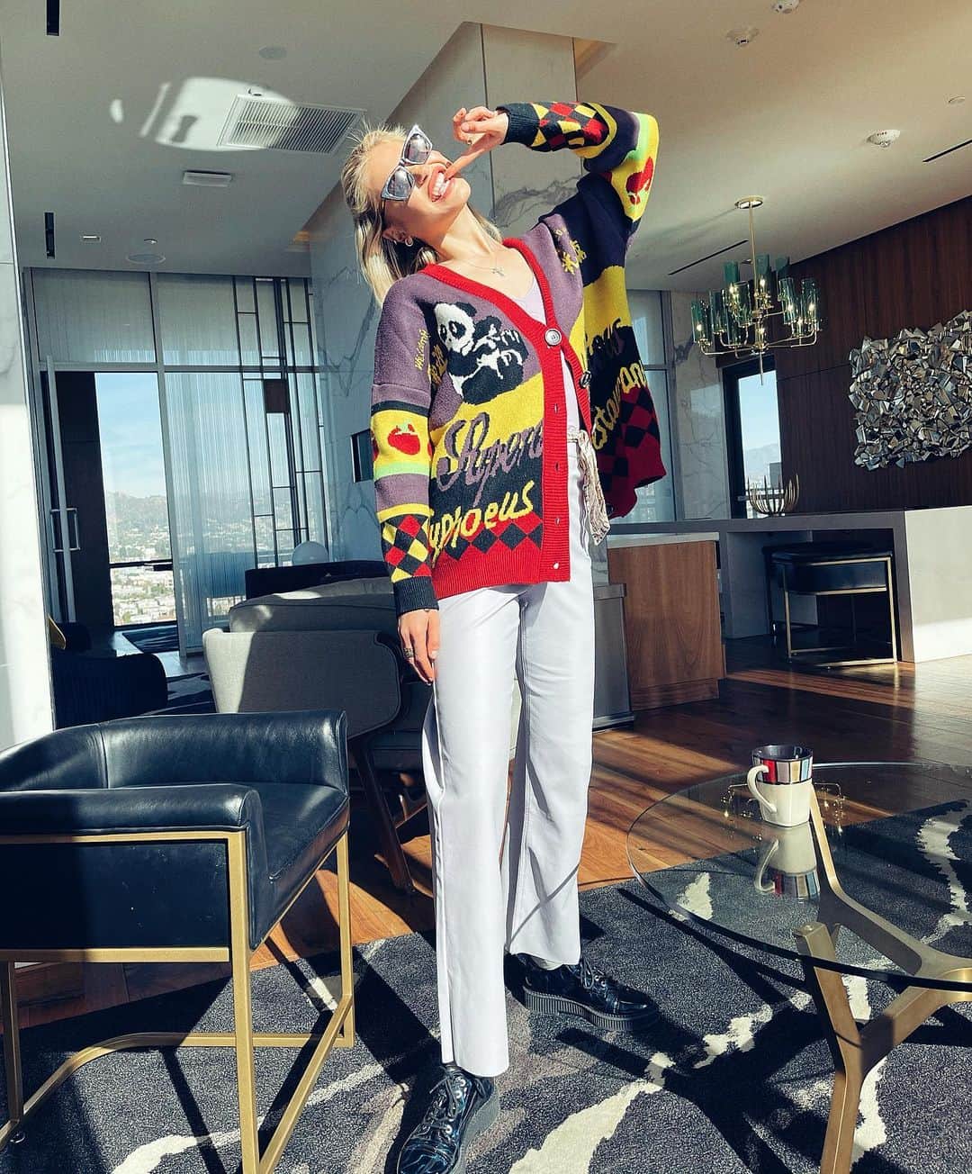 MEREDITH MICKELSONさんのインスタグラム写真 - (MEREDITH MICKELSONInstagram)「theres a starman waiting in the sky he’d like to come and meet us but he thinks he’d blow our minds」12月17日 5時35分 - meredithmickelson