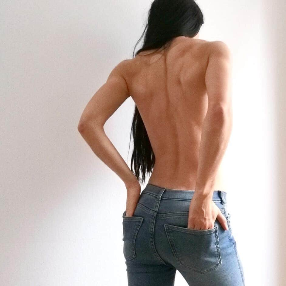 Love Fitnessのインスタグラム：「Back goals 😍  📸: @shesnotthatstrong」