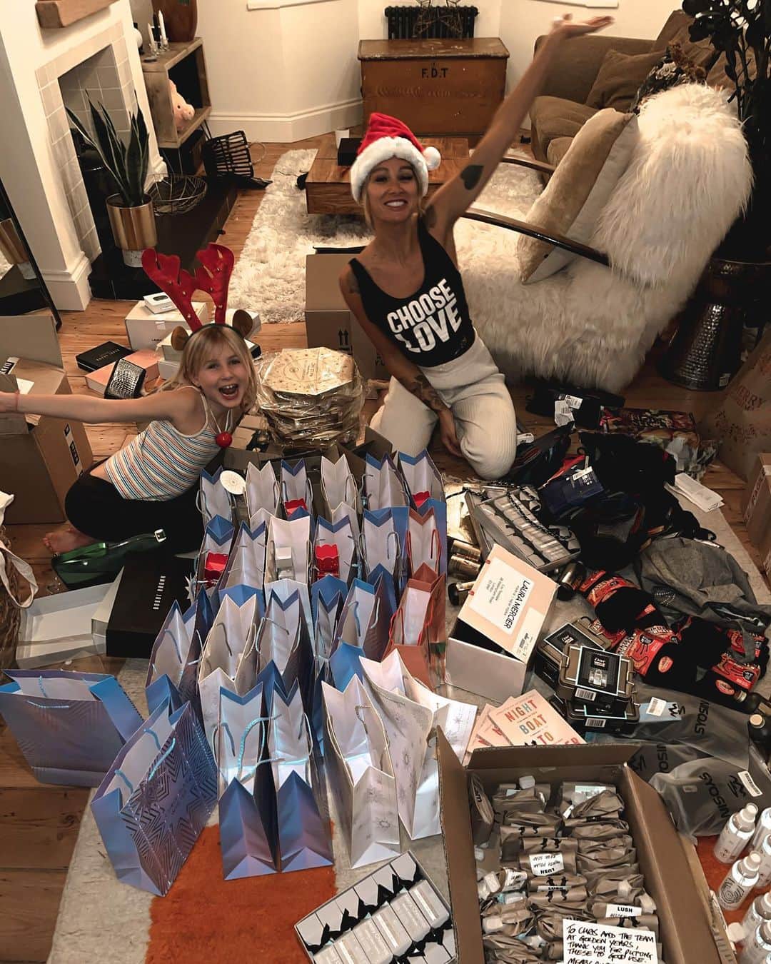 ルー・ティーズデールのインスタグラム：「Thank you so much to all of the brands who sent us so many nice things for our @goldenyearshackney gifting this Christmas. We will be making sure our lovely group of elderly and socially-isolated people in hackney get a big gift bag and a Christmas Day socially distanced doorstep visit if they want one 🎅🏼 @lush @bleachlondon @nailsinc @cultofyouth @aesopskincare @chrisraymurdoch 🤍🤍」