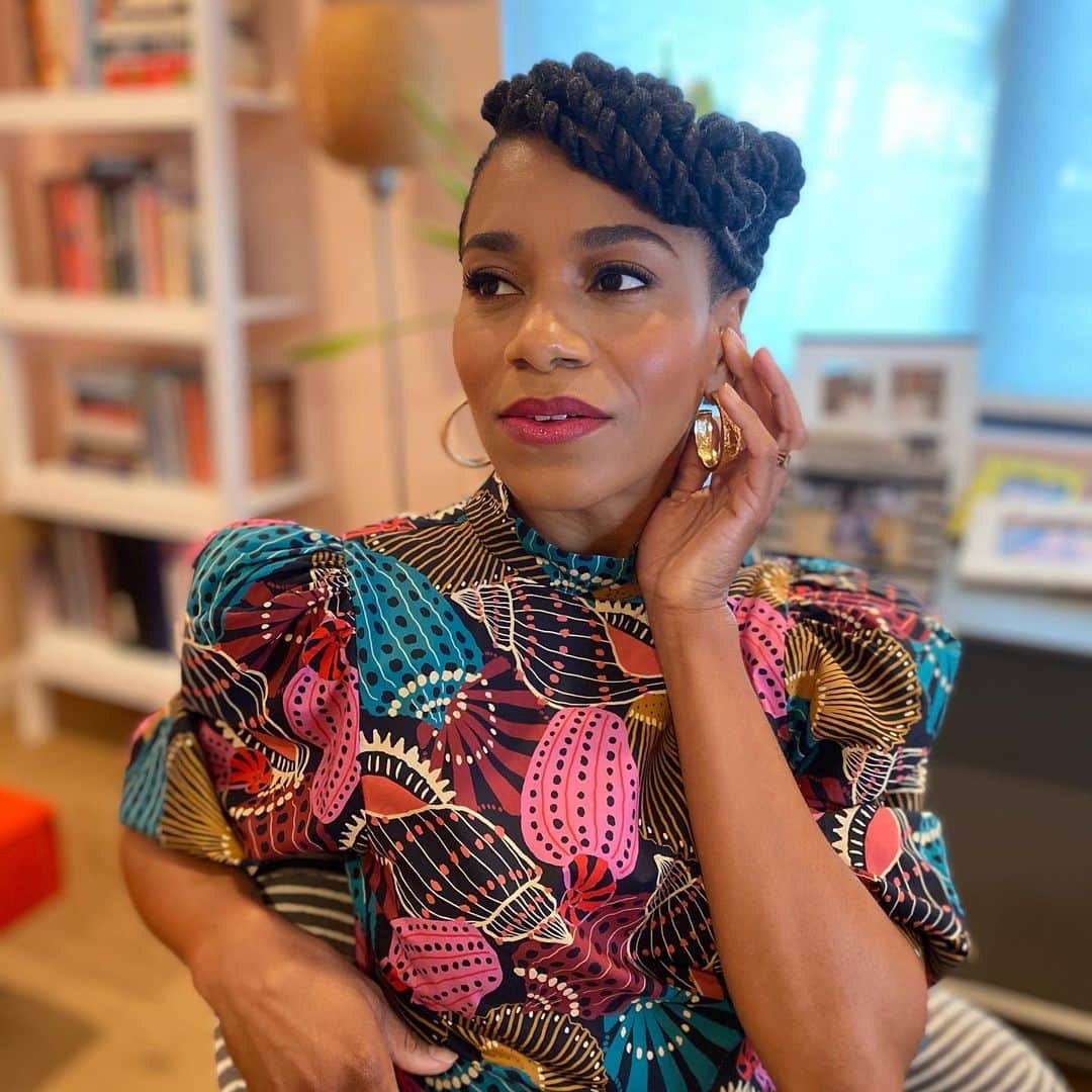 Kelly McCrearyのインスタグラム：「Contemplating whether y’all would like me to share a handful of favorite products/brands I’ve discovered this year to inspire your last-minute holiday shopping... or if I’m waaay too late for that. Thoughts? #stuffkellylikes 📷: @saniyyahsahar EDIT: I see many requests for info on the blouse! Also a new fave— @farmrio, an eco-friendly brand out of Brazil featuring a bounty of feast-for-the-eyes/ jazz-up-your-zoom-meeting prints.」