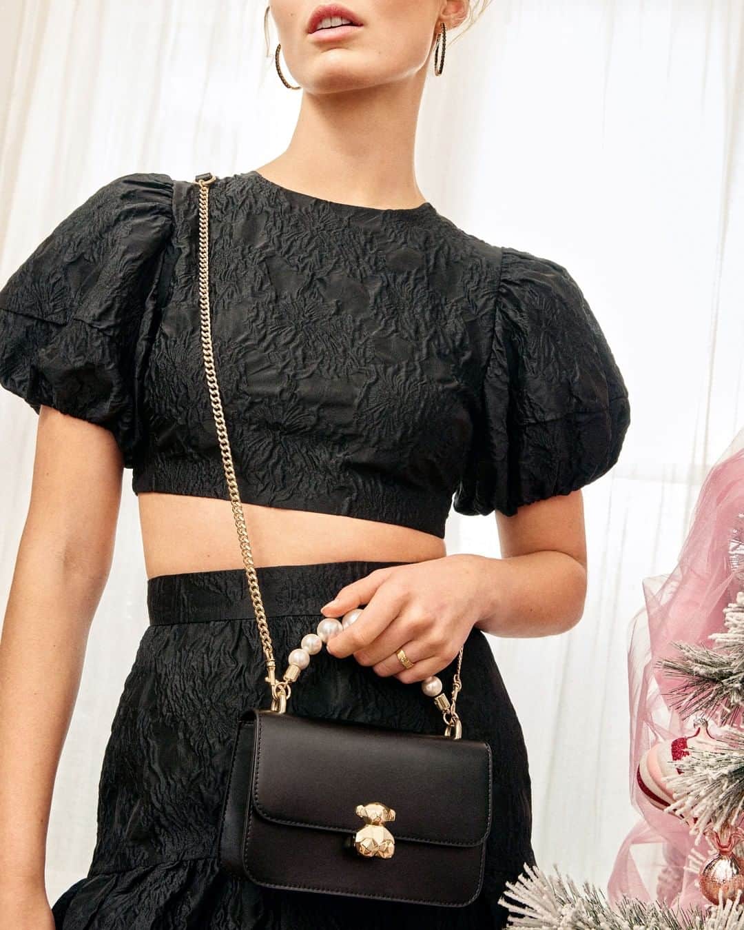 トウスのインスタグラム：「Handbags are for giving. A classic you just can't go wrong with! #NormalChristmas #StayTender #TOUSJewelry」