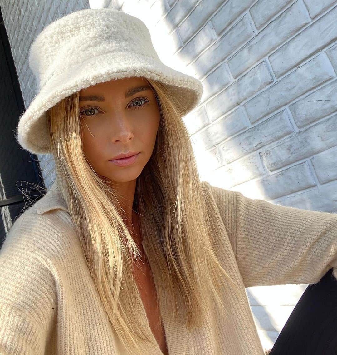 Ludi Delfinoのインスタグラム：「Bucket hat kind of day 🤗」