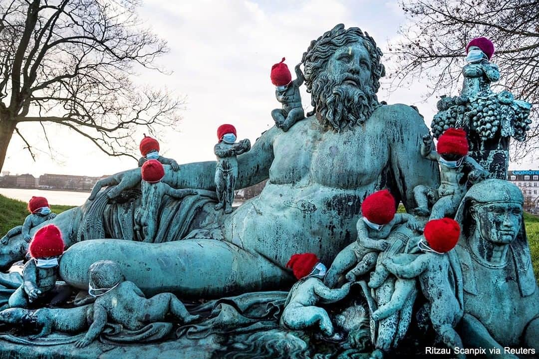 ABC Newsさんのインスタグラム写真 - (ABC NewsInstagram)「Each year, the 16 bronze children statues that surround the sculpture Nilen in Copenhagen, Denmark, are dressed in red elf hats—except for this year where they were each also given face masks. #art #sculpture #nilen #nile #bronze #covid19 #coronavirus #pandemic #virus #international」12月17日 5時56分 - abcnews